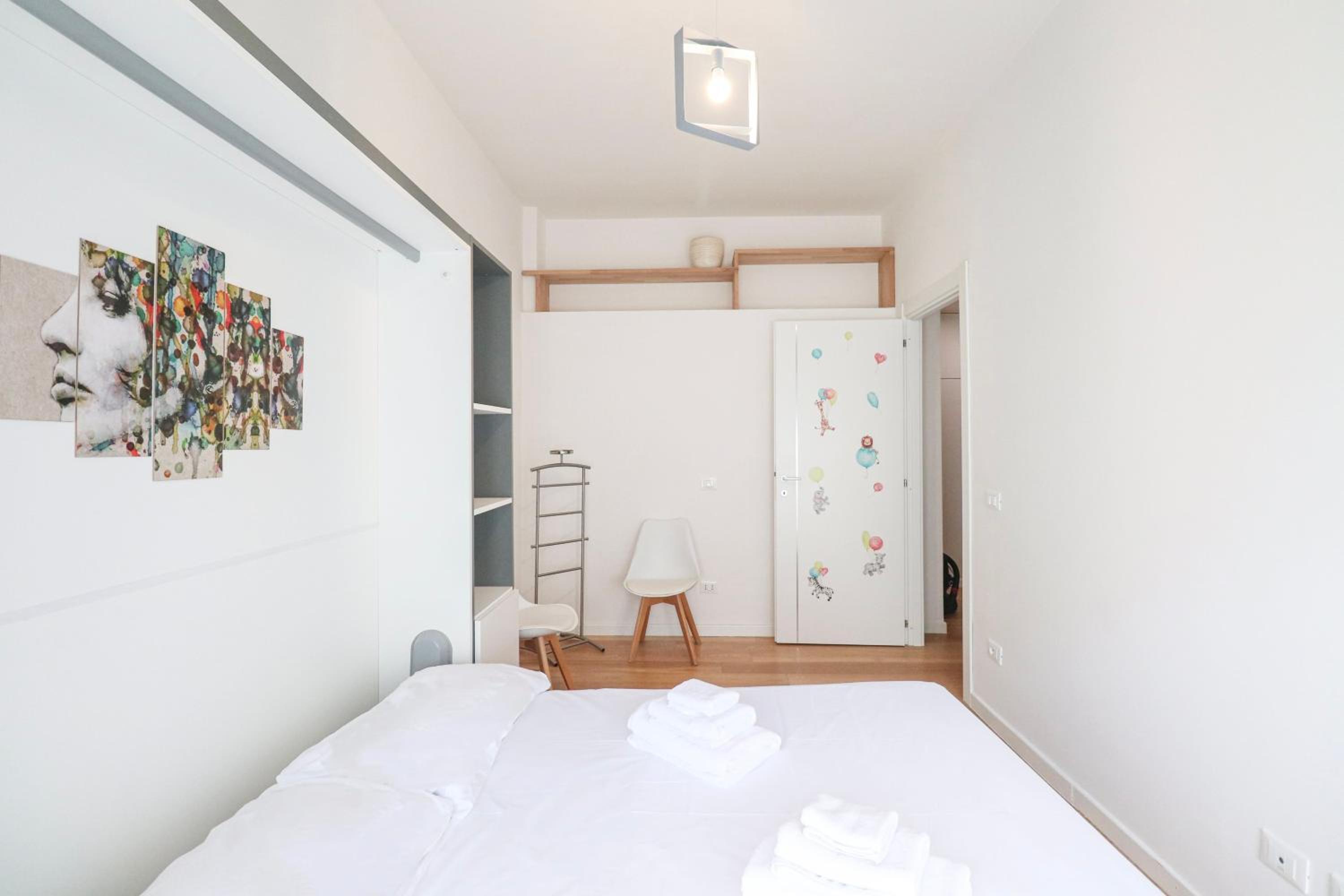 Elegant & Chic 2 Suites Apartment - 5min to Station, AC, Wi-Fi