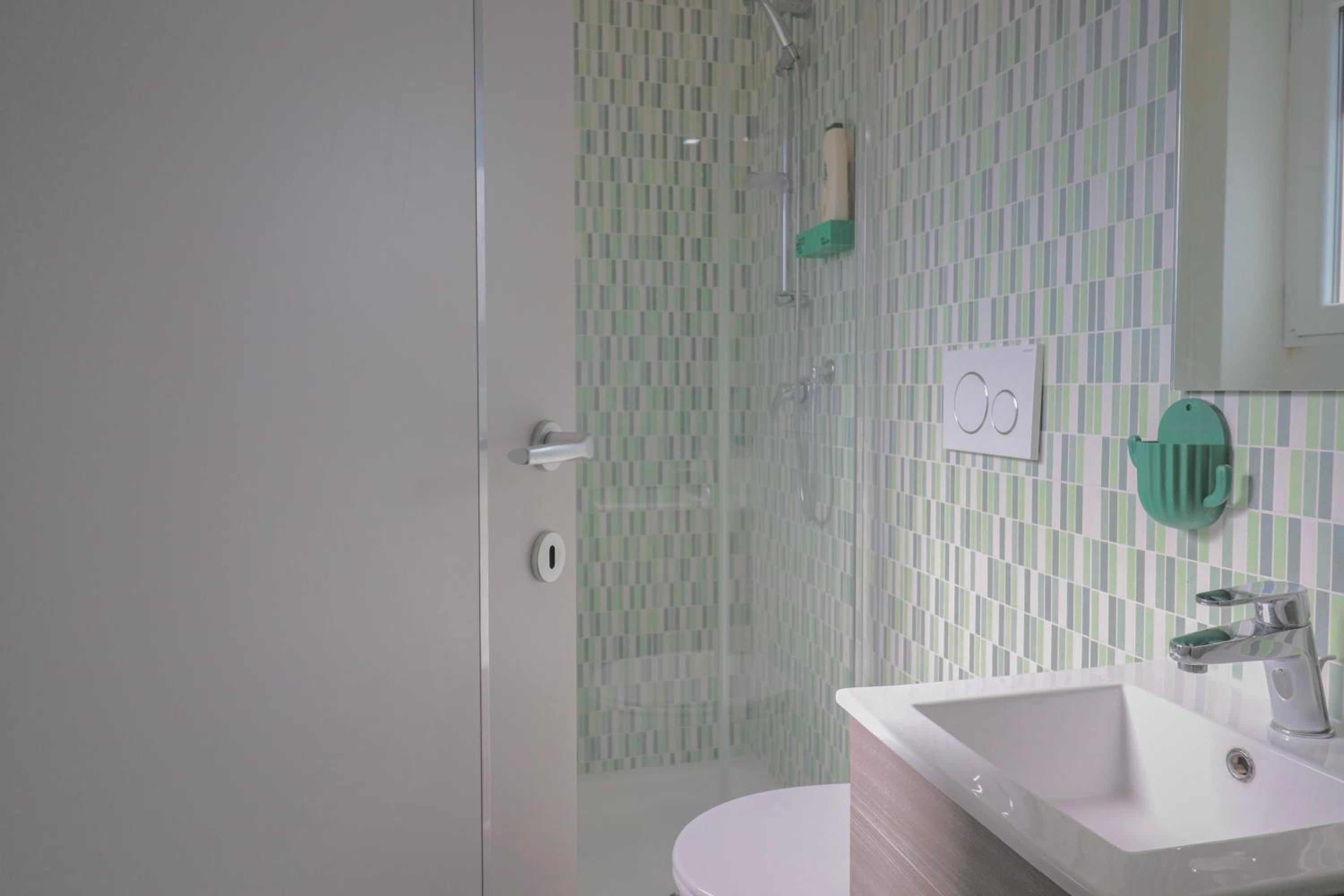 Elegant & Chic 2 Suites Apartment - 5min to Station, AC, Wi-Fi