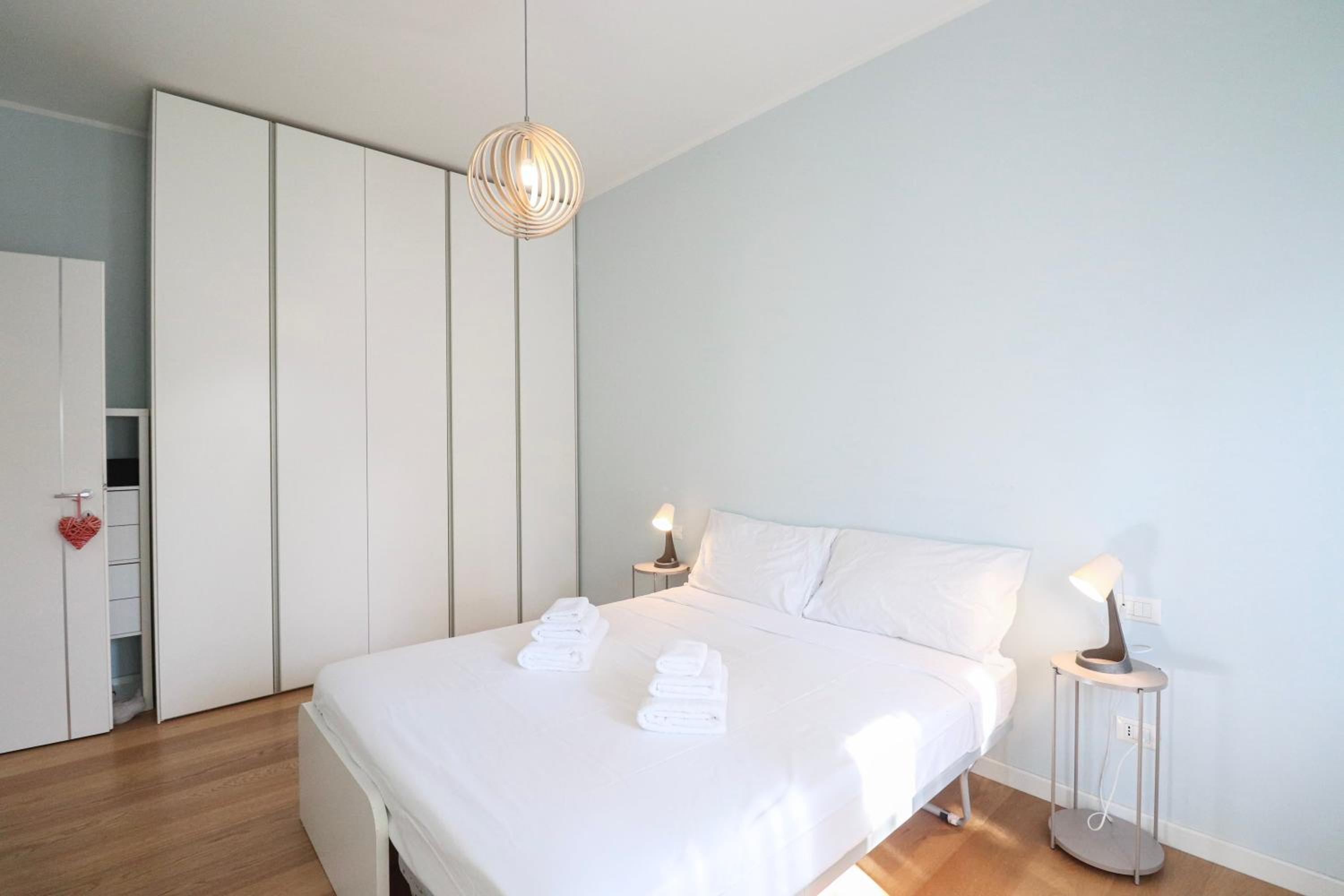 Elegant & Chic 2 Suites Apartment - 5min to Station, AC, Wi-Fi