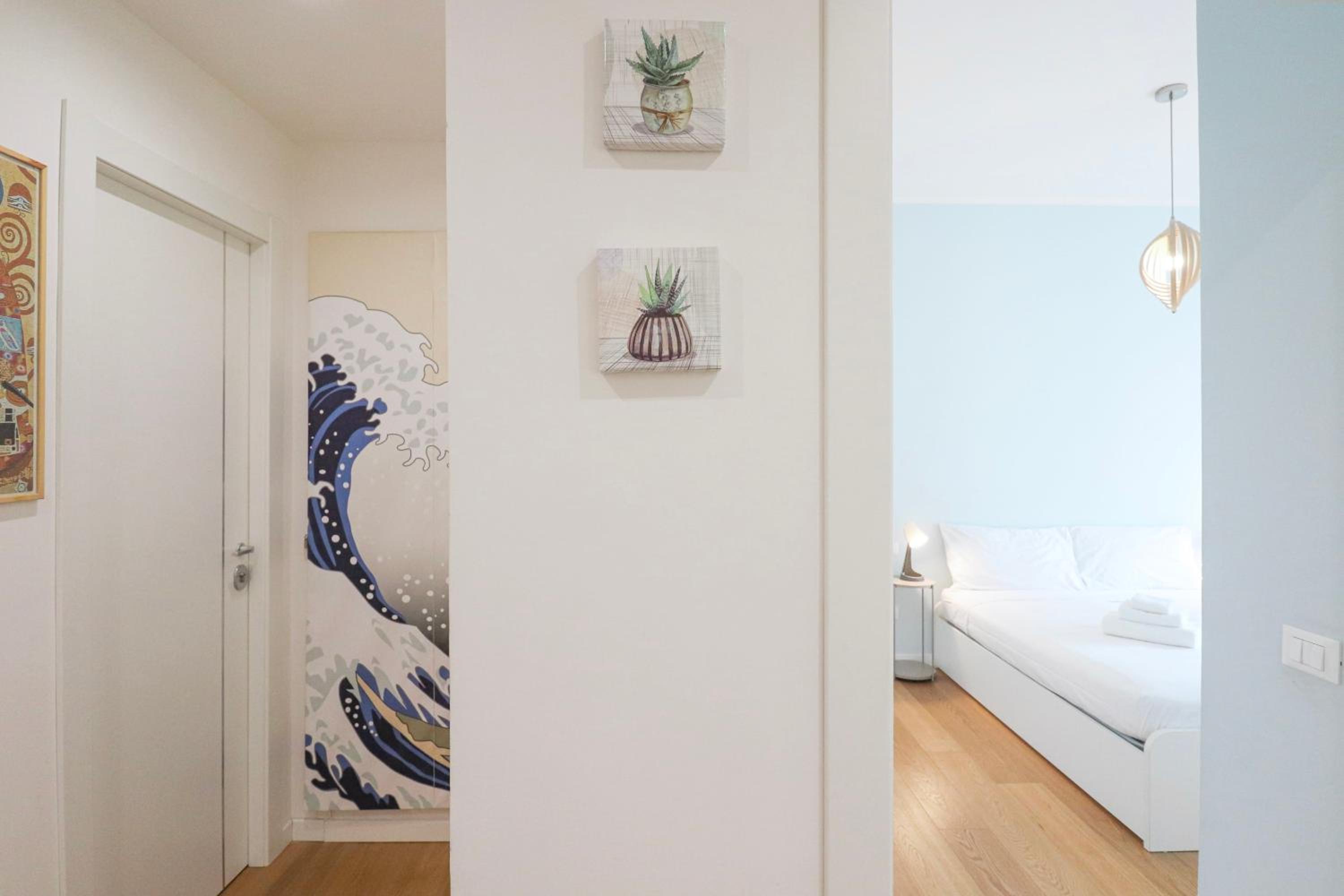 Elegant & Chic 2 Suites Apartment - 5min to Station, AC, Wi-Fi