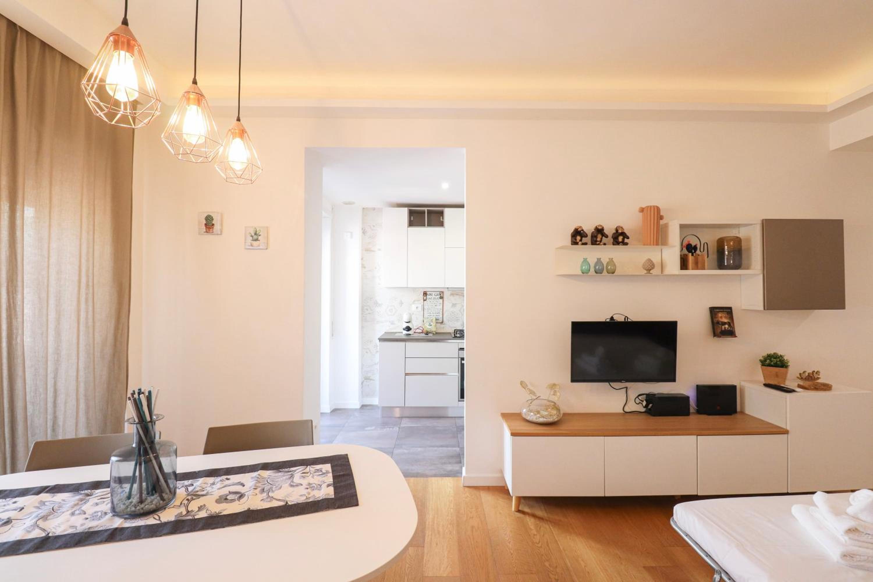 Elegant & Chic 2 Suites Apartment - 5min to Station, AC, Wi-Fi