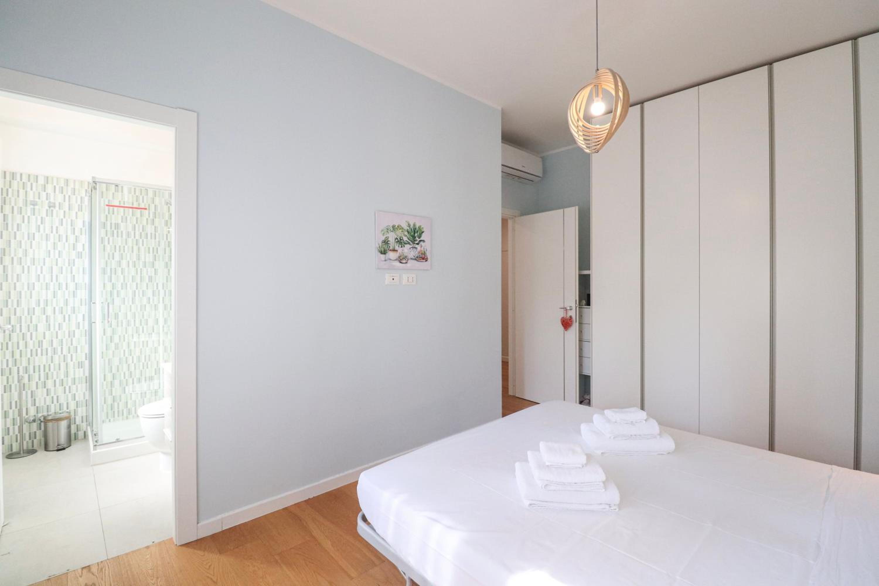 Elegant & Chic 2 Suites Apartment - 5min to Station, AC, Wi-Fi