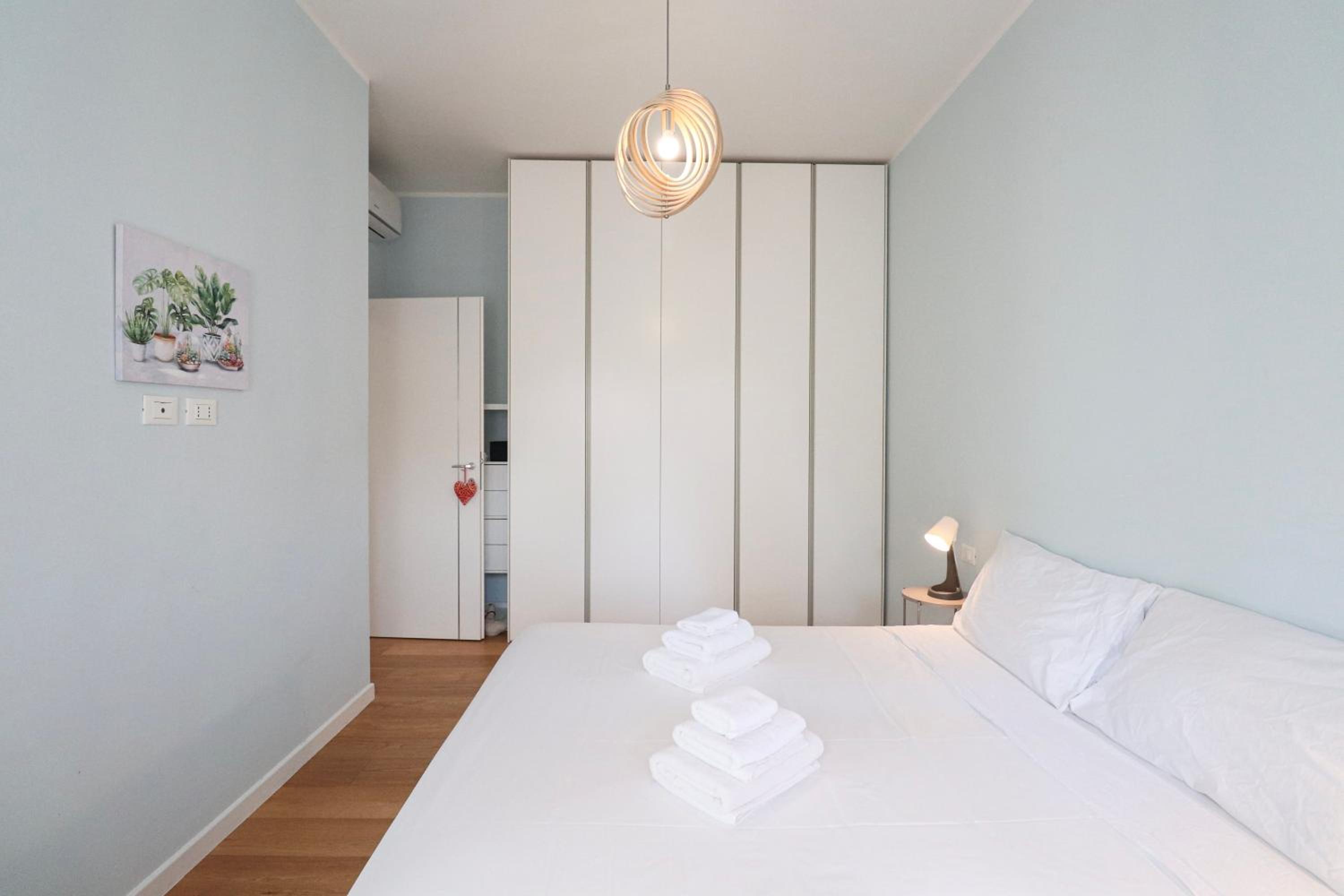 Elegant & Chic 2 Suites Apartment - 5min to Station, AC, Wi-Fi