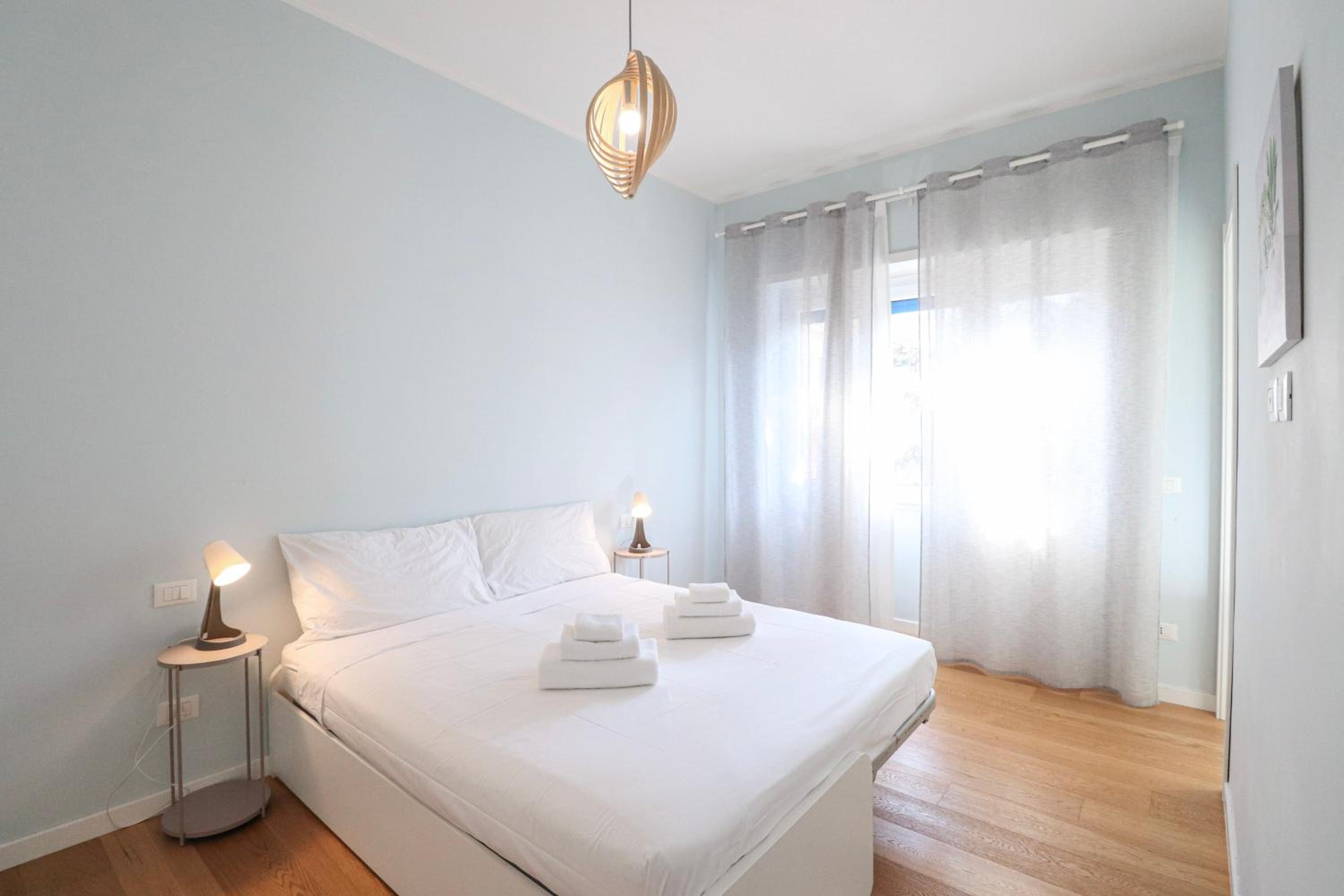Elegant & Chic 2 Suites Apartment - 5min to Station, AC, Wi-Fi