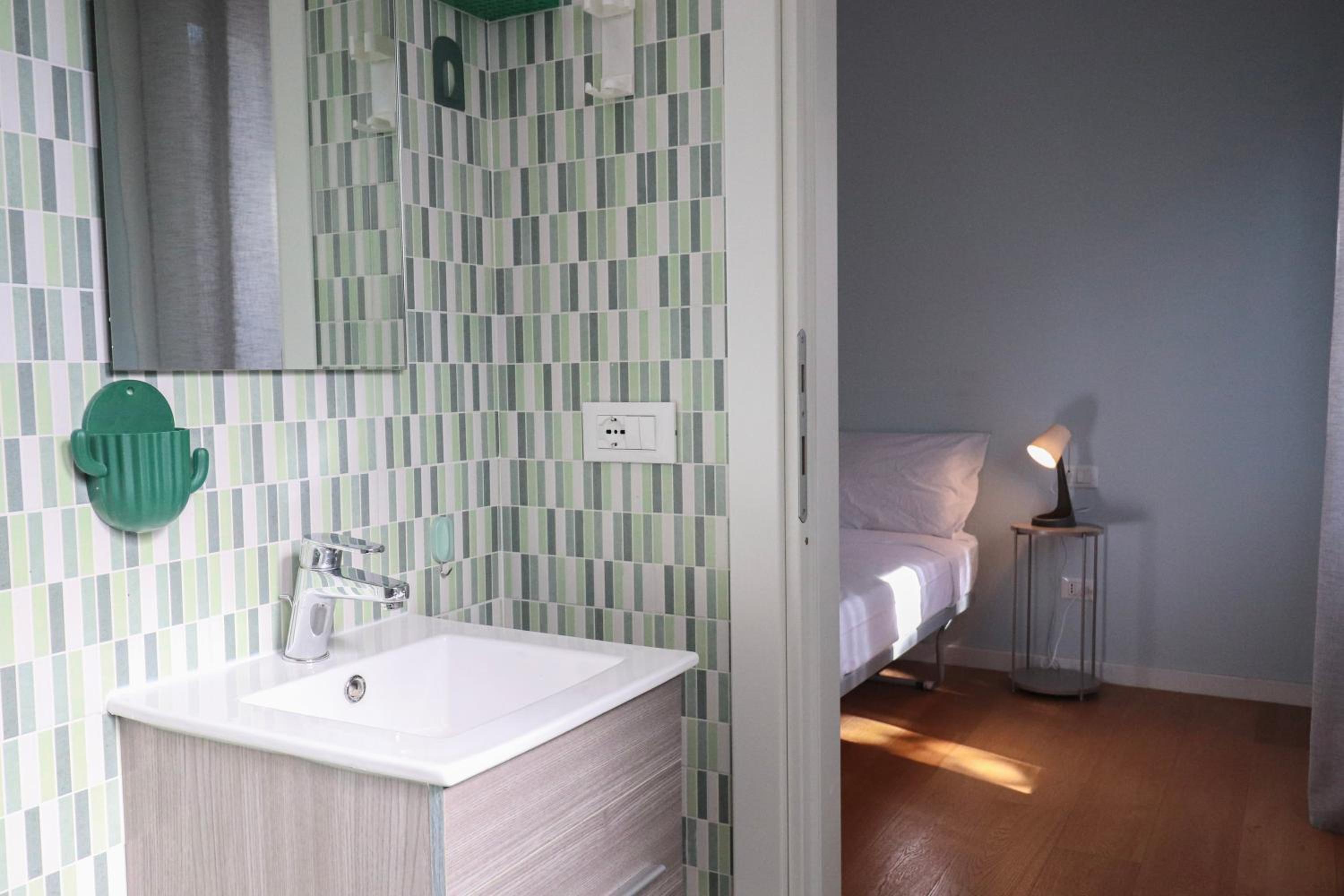 Elegant & Chic 2 Suites Apartment - 5min to Station, AC, Wi-Fi