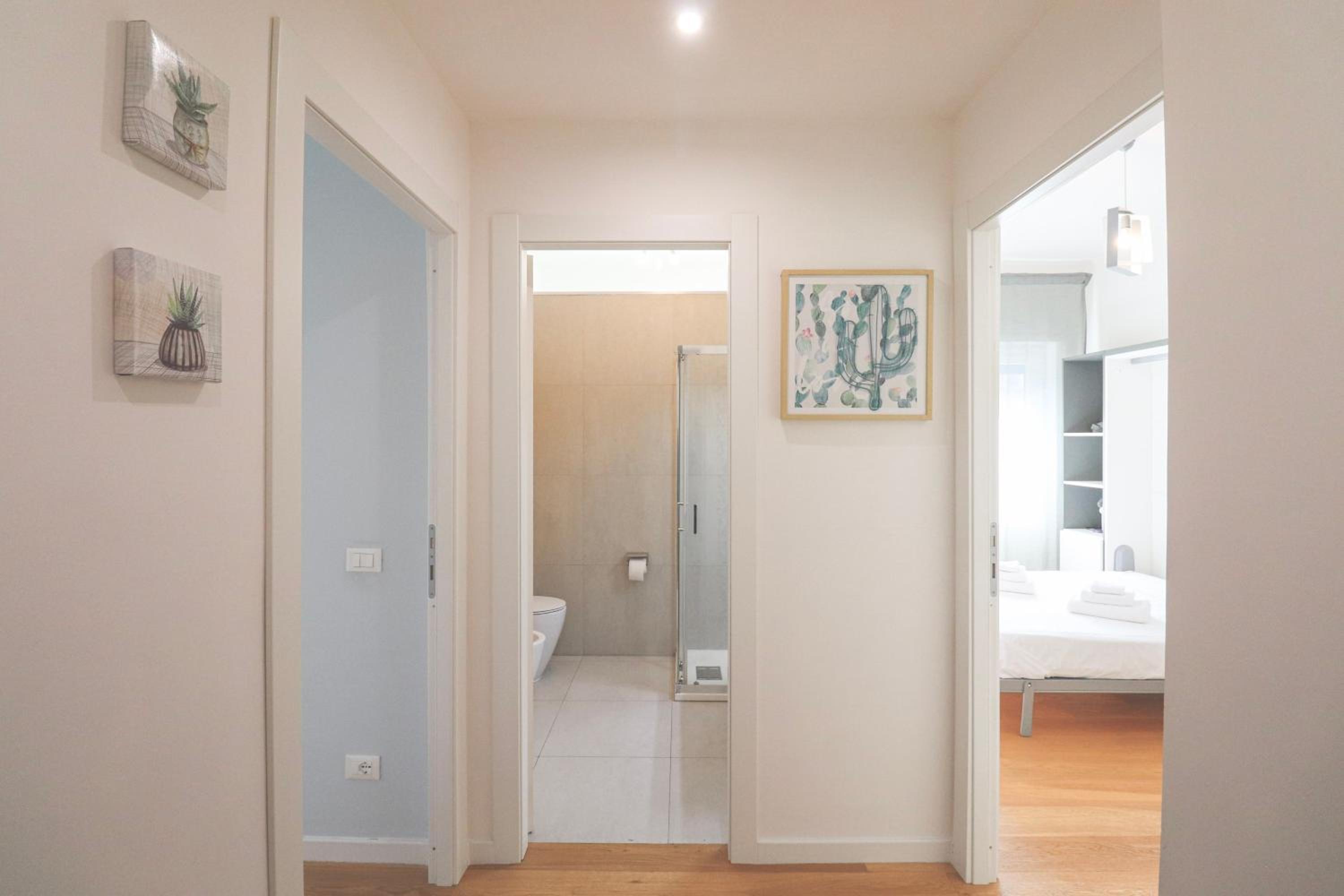 Elegant & Chic 2 Suites Apartment - 5min to Station, AC, Wi-Fi