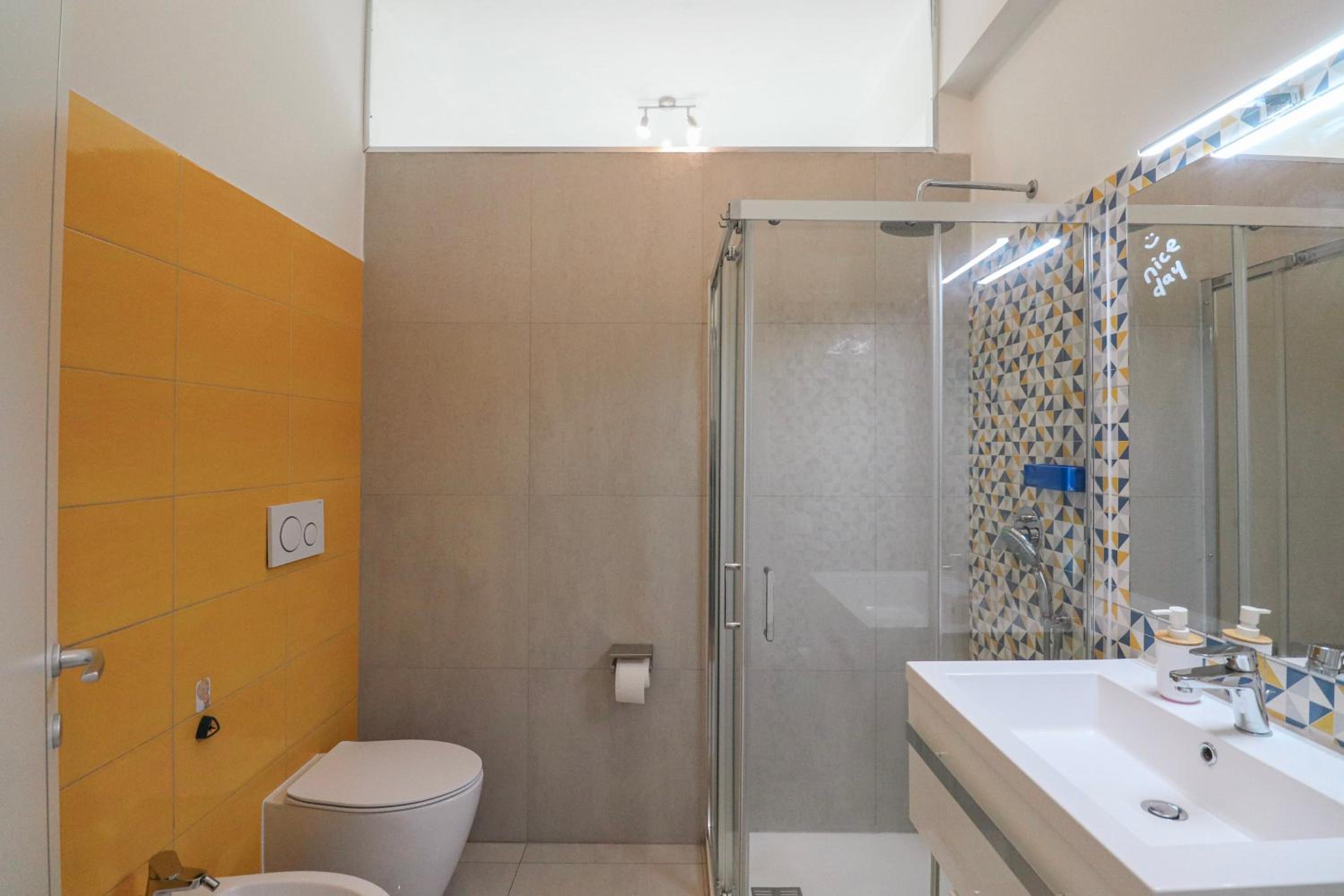 Elegant & Chic 2 Suites Apartment - 5min to Station, AC, Wi-Fi