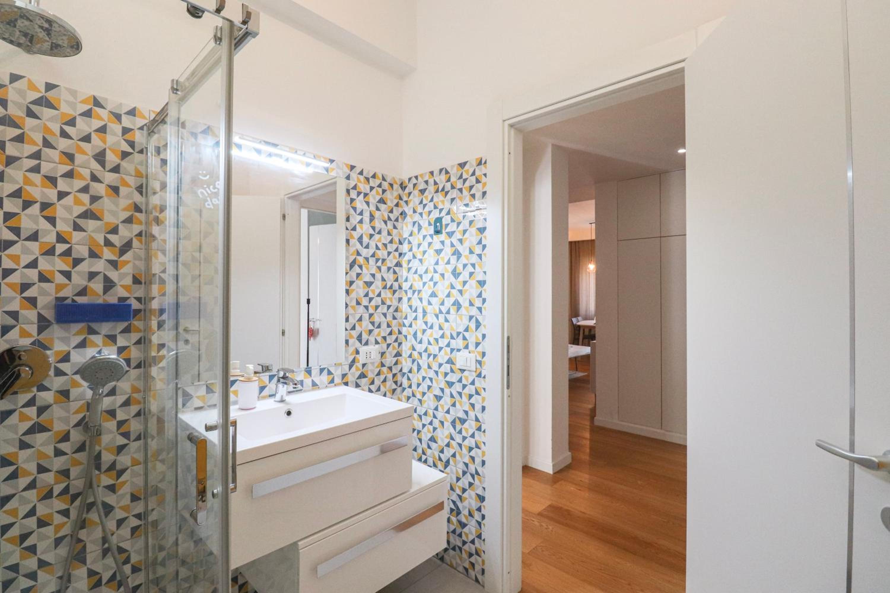 Elegant & Chic 2 Suites Apartment - 5min to Station, AC, Wi-Fi