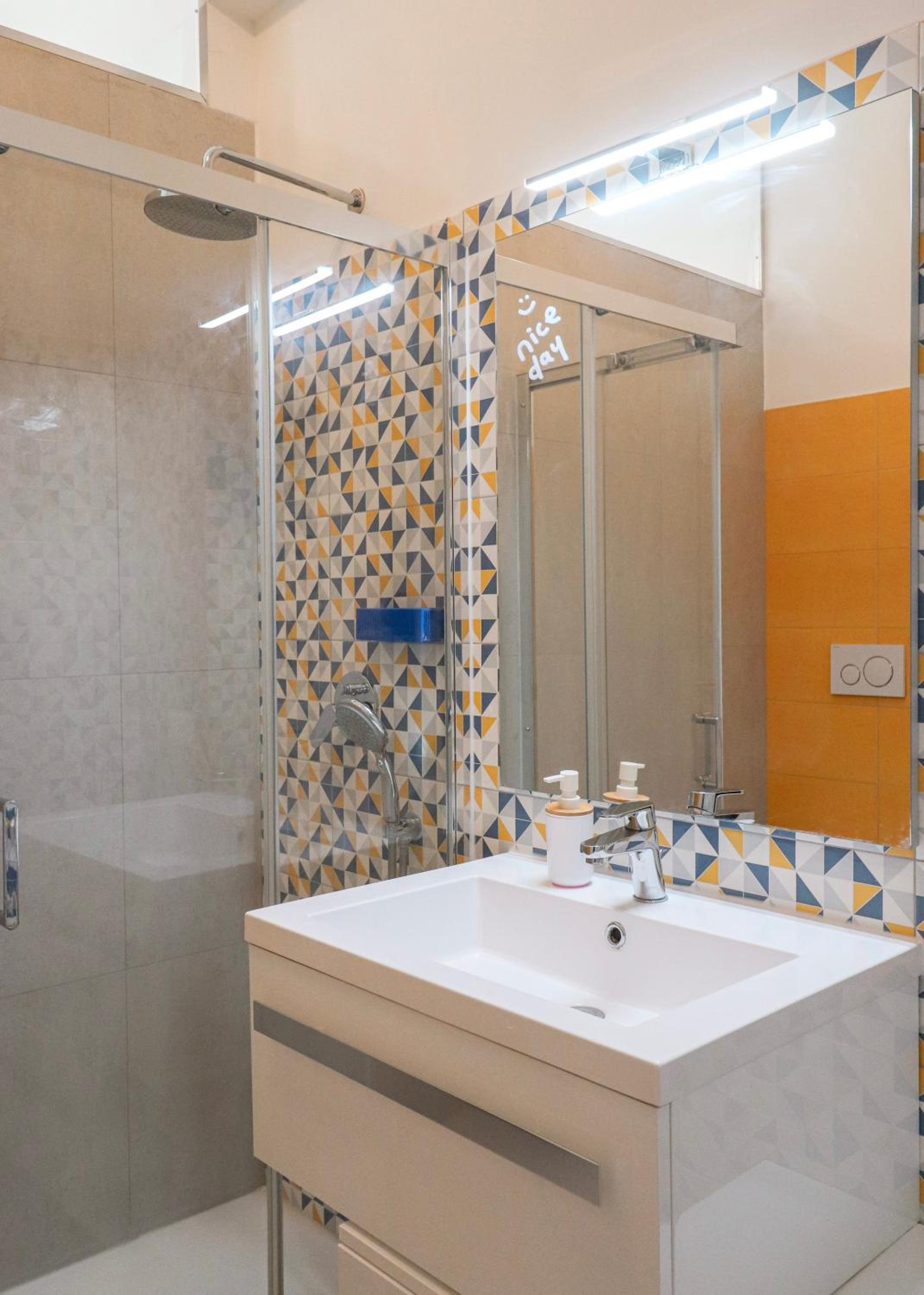 Elegant & Chic 2 Suites Apartment - 5min to Station, AC, Wi-Fi