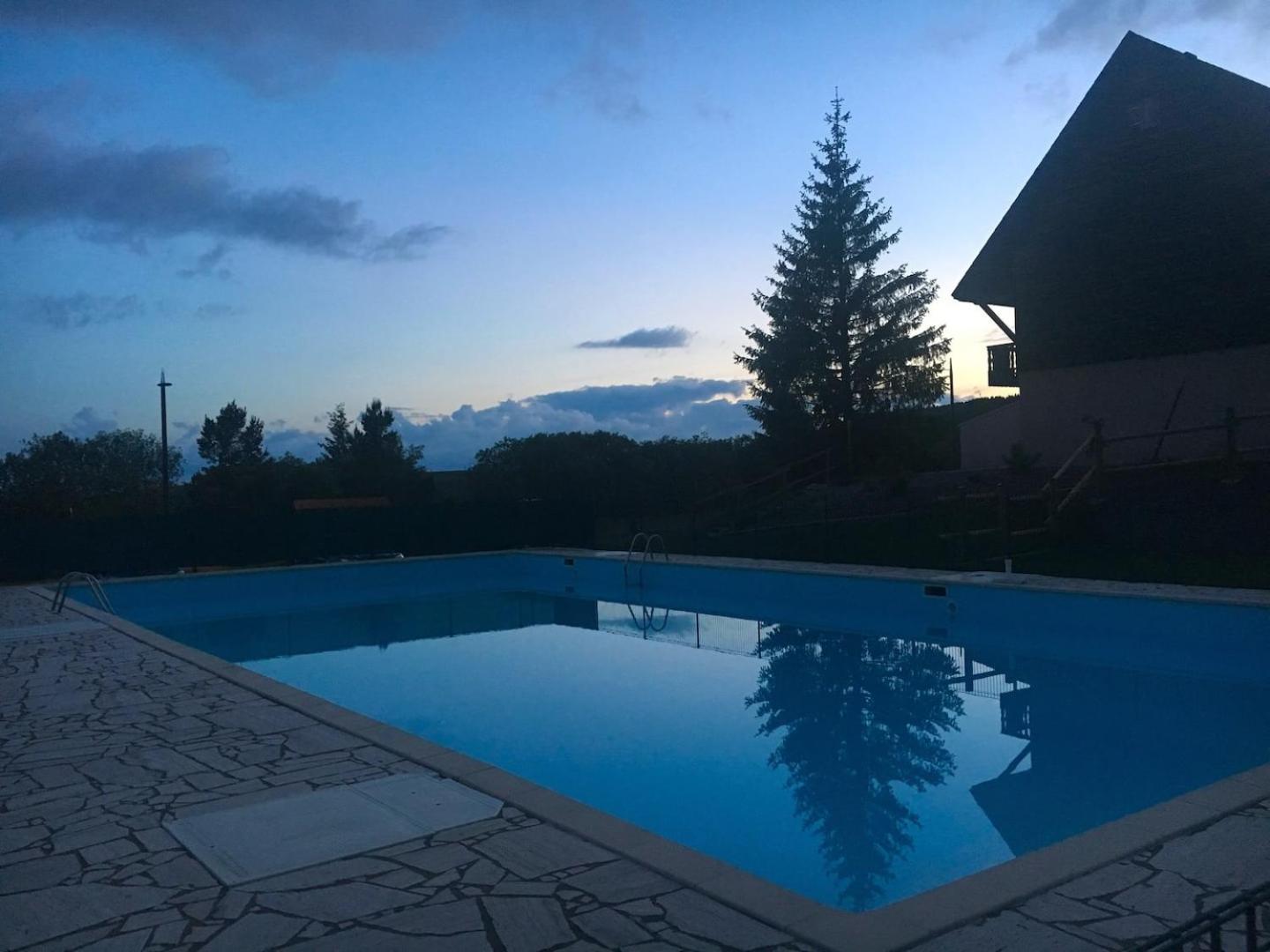 appartement dans station Super Besse 4ou5 pers piscine