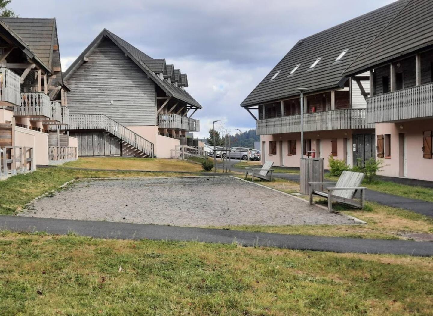 appartement dans station Super Besse 4ou5 pers piscine