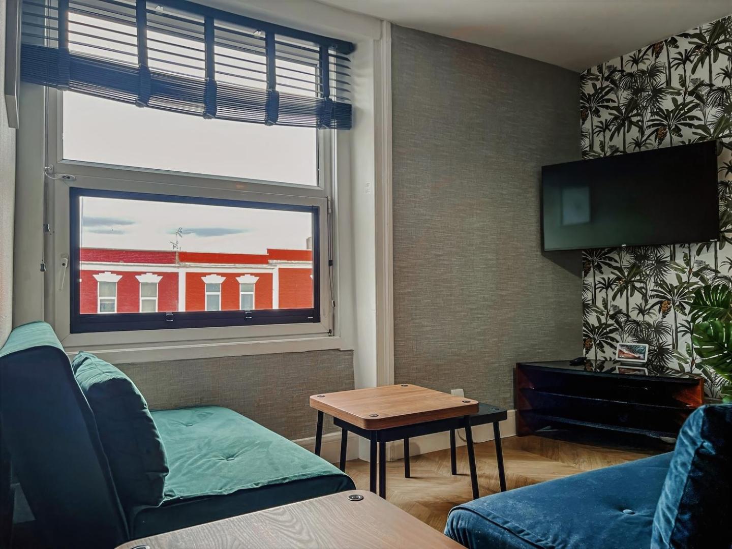City View Flat, Quiet Bedroom, Work Ready Desk