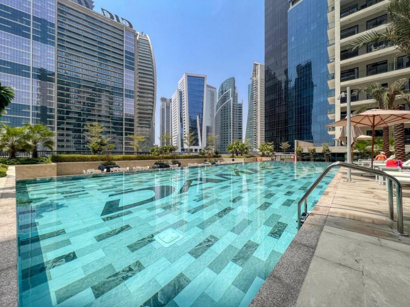Keyrock Living - 1BR Retreat with Lake View & Pool