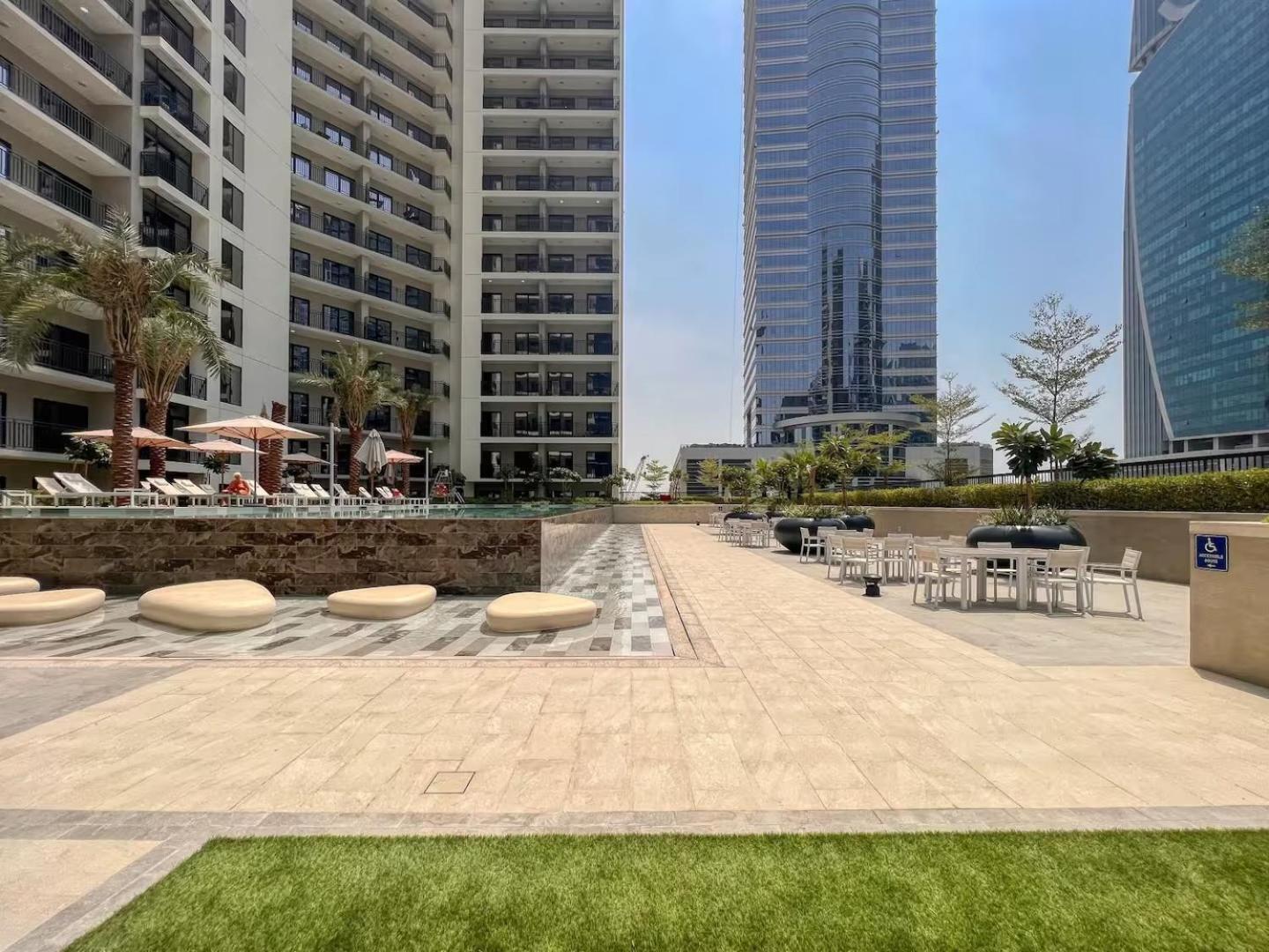 Keyrock Living - Lakeview Retreat in Business Bay