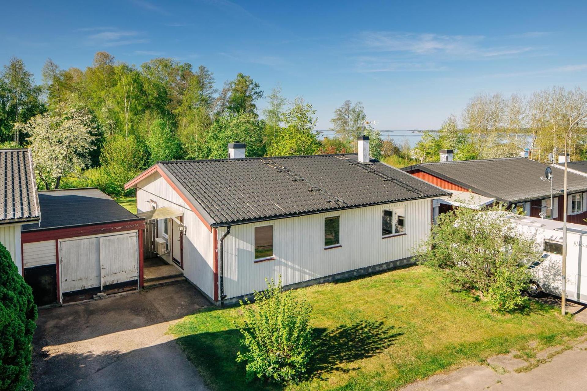200m to Sweden's Largest Lake - 3BR House & BBQ