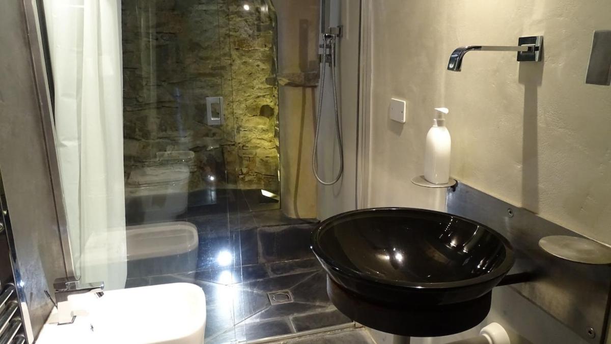 HOST4U - PAPA GIGI's House, Beautiful Apartment into Ancient Stone