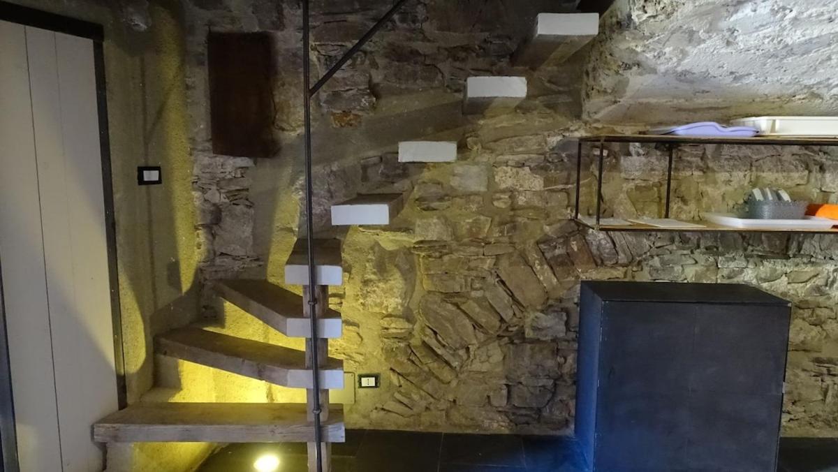 HOST4U - PAPA GIGI's House, Beautiful Apartment into Ancient Stone