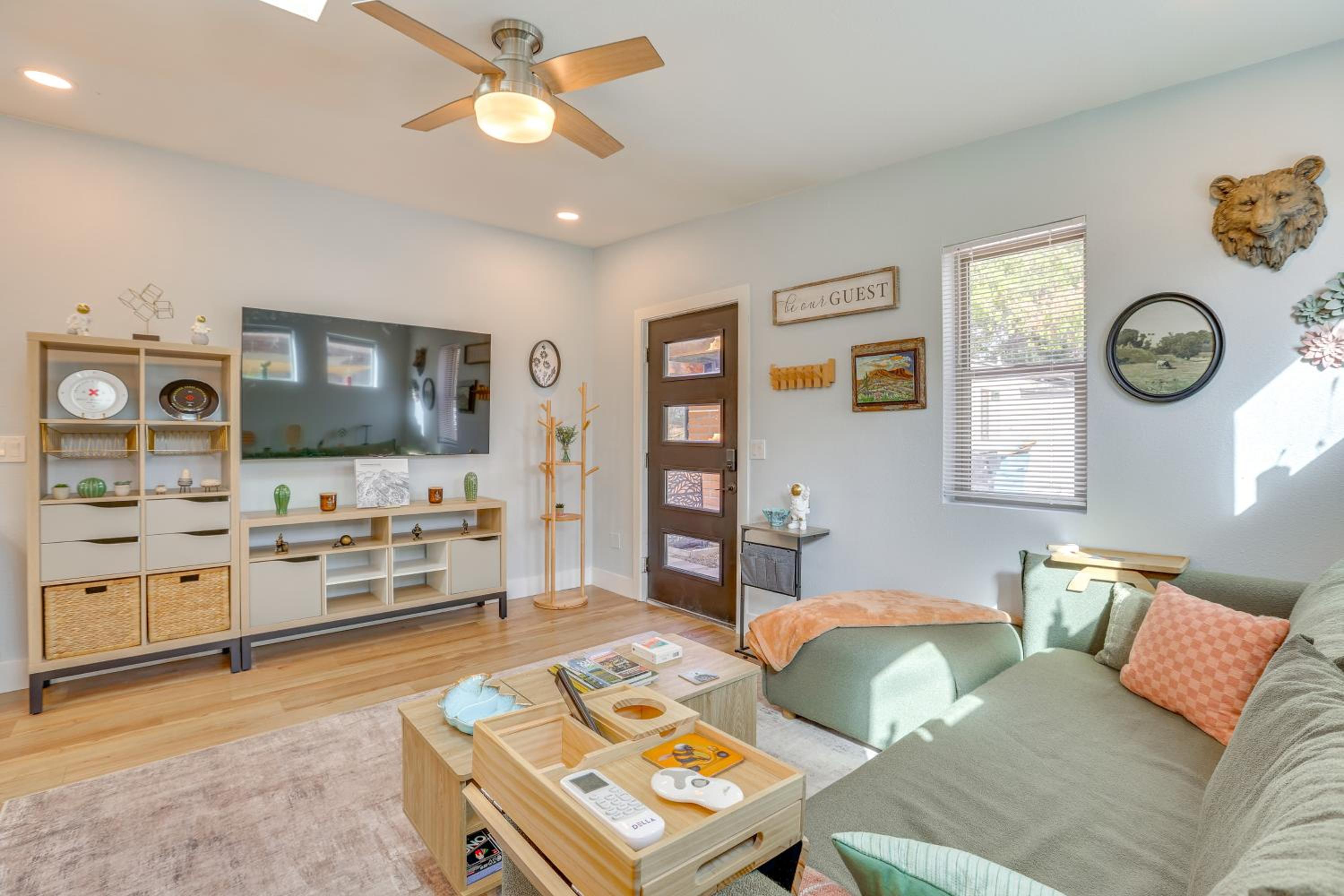 4 Mi to Dtwn PHX Couples Escape with Shared Patio