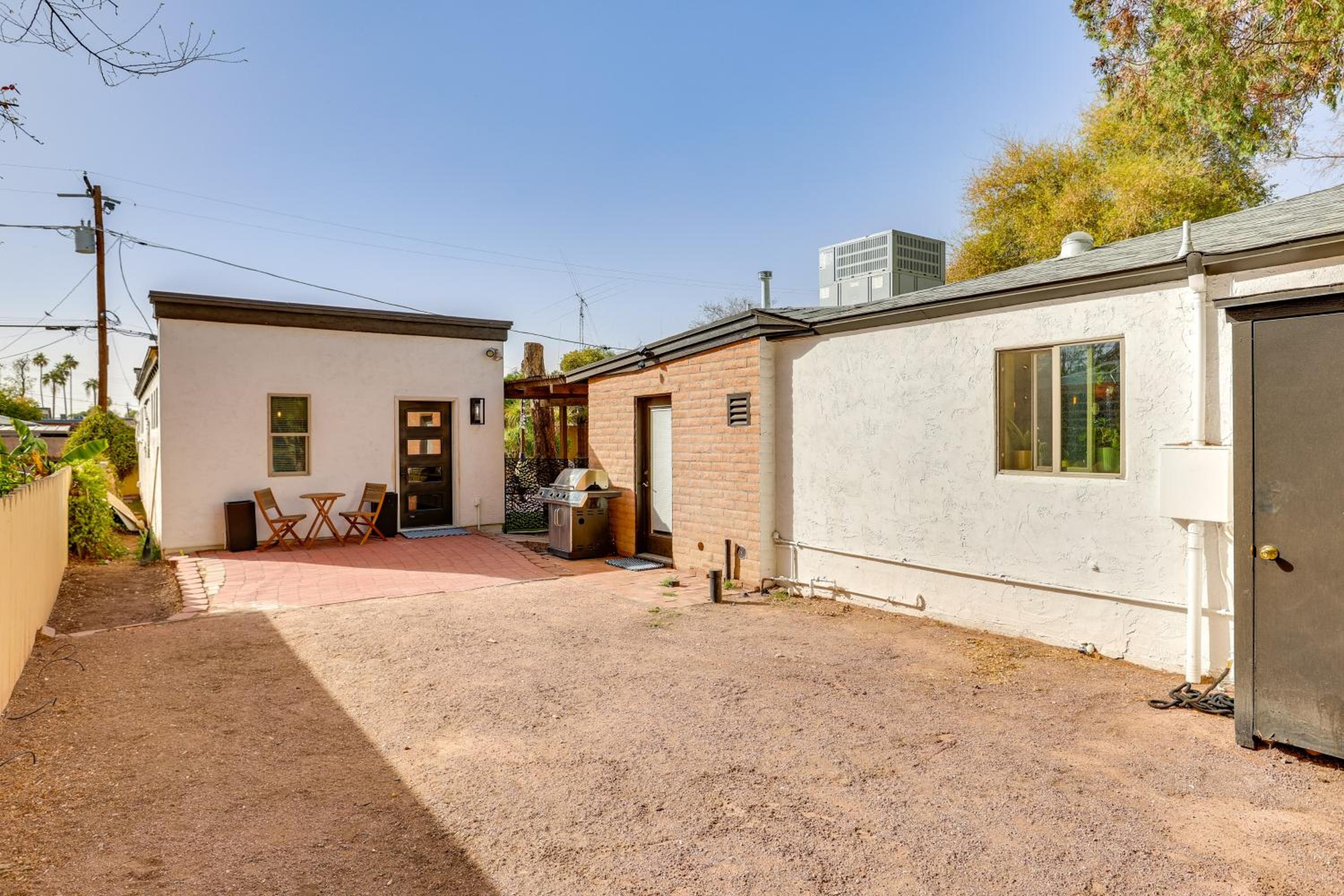 4 Mi to Dtwn PHX Couples Escape with Shared Patio