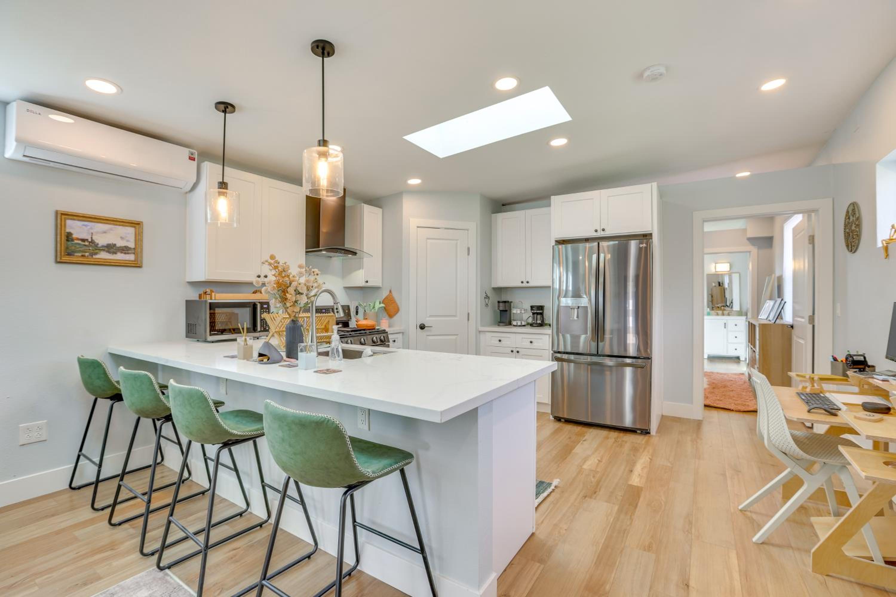 4 Mi to Dtwn PHX Couples Escape with Shared Patio