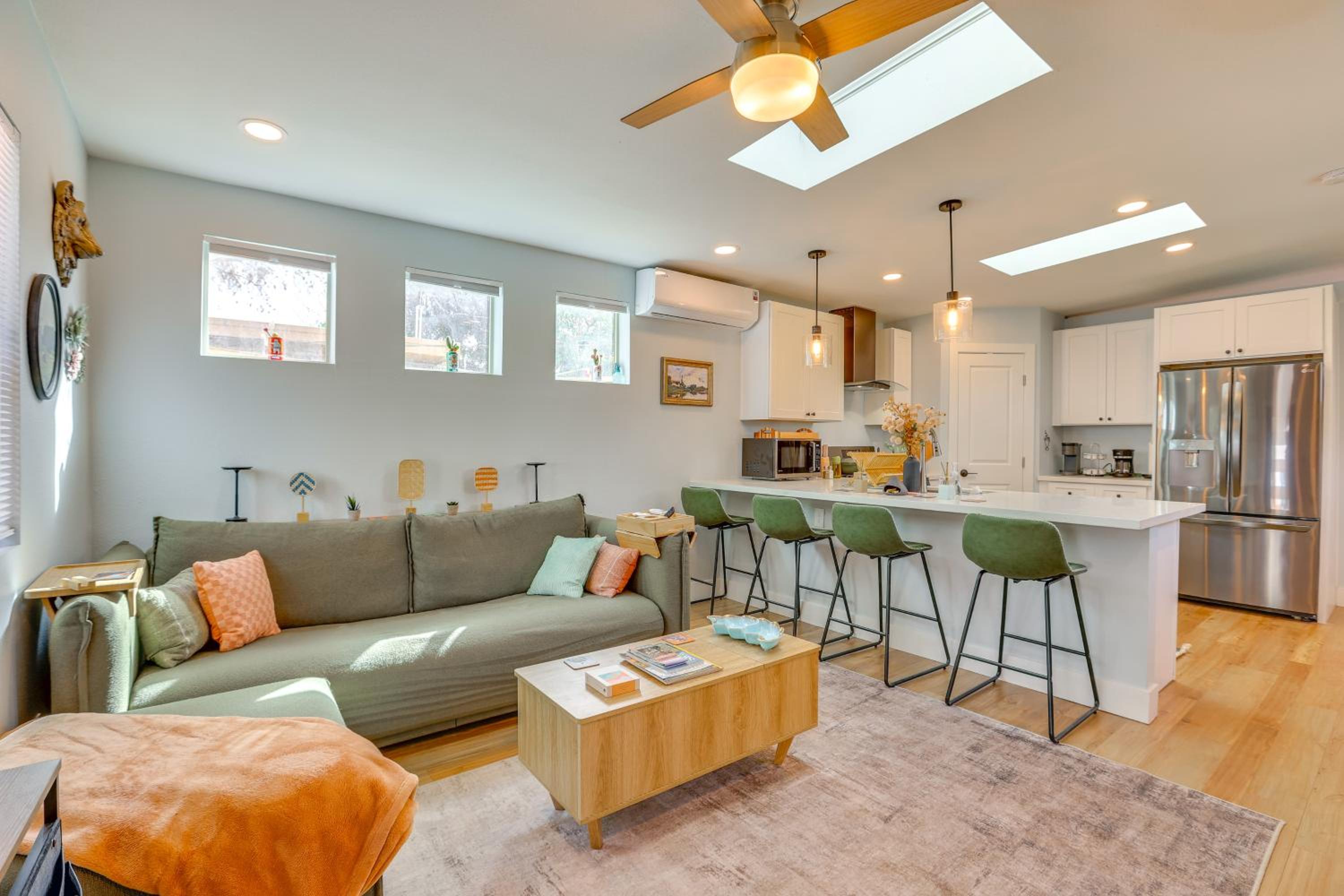 4 Mi to Dtwn PHX Couples Escape with Shared Patio