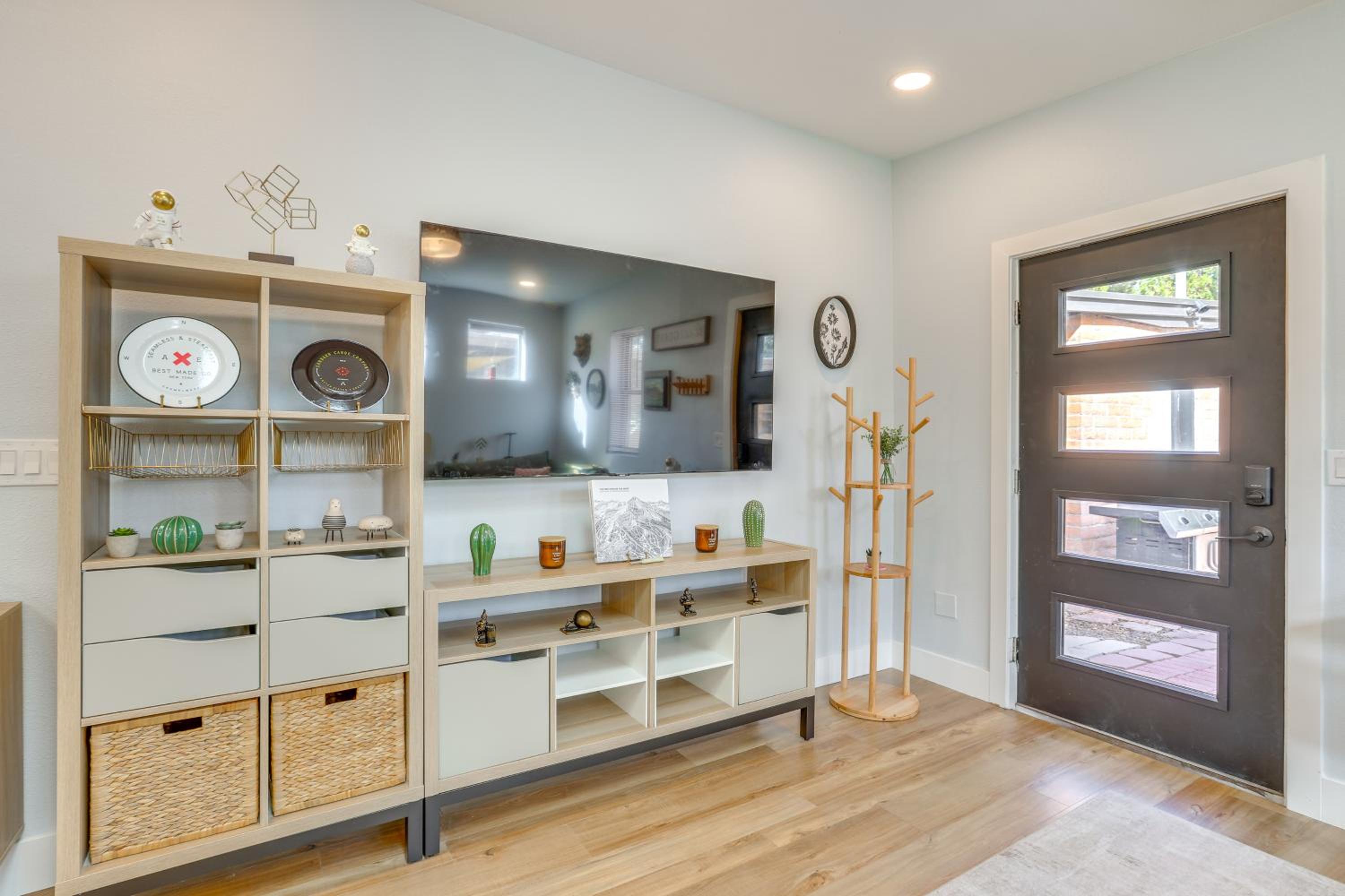 4 Mi to Dtwn PHX Couples Escape with Shared Patio