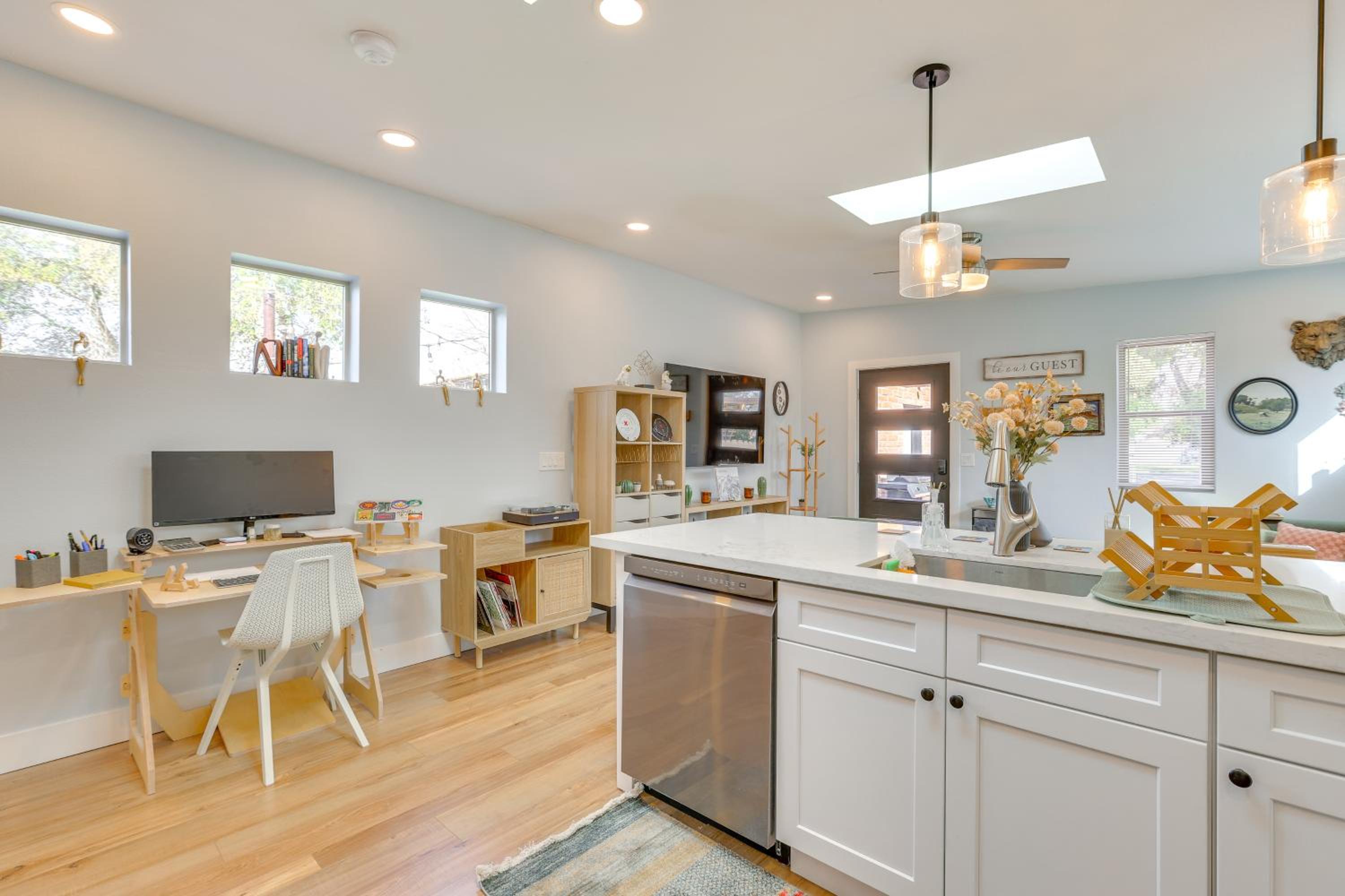 4 Mi to Dtwn PHX Couples Escape with Shared Patio