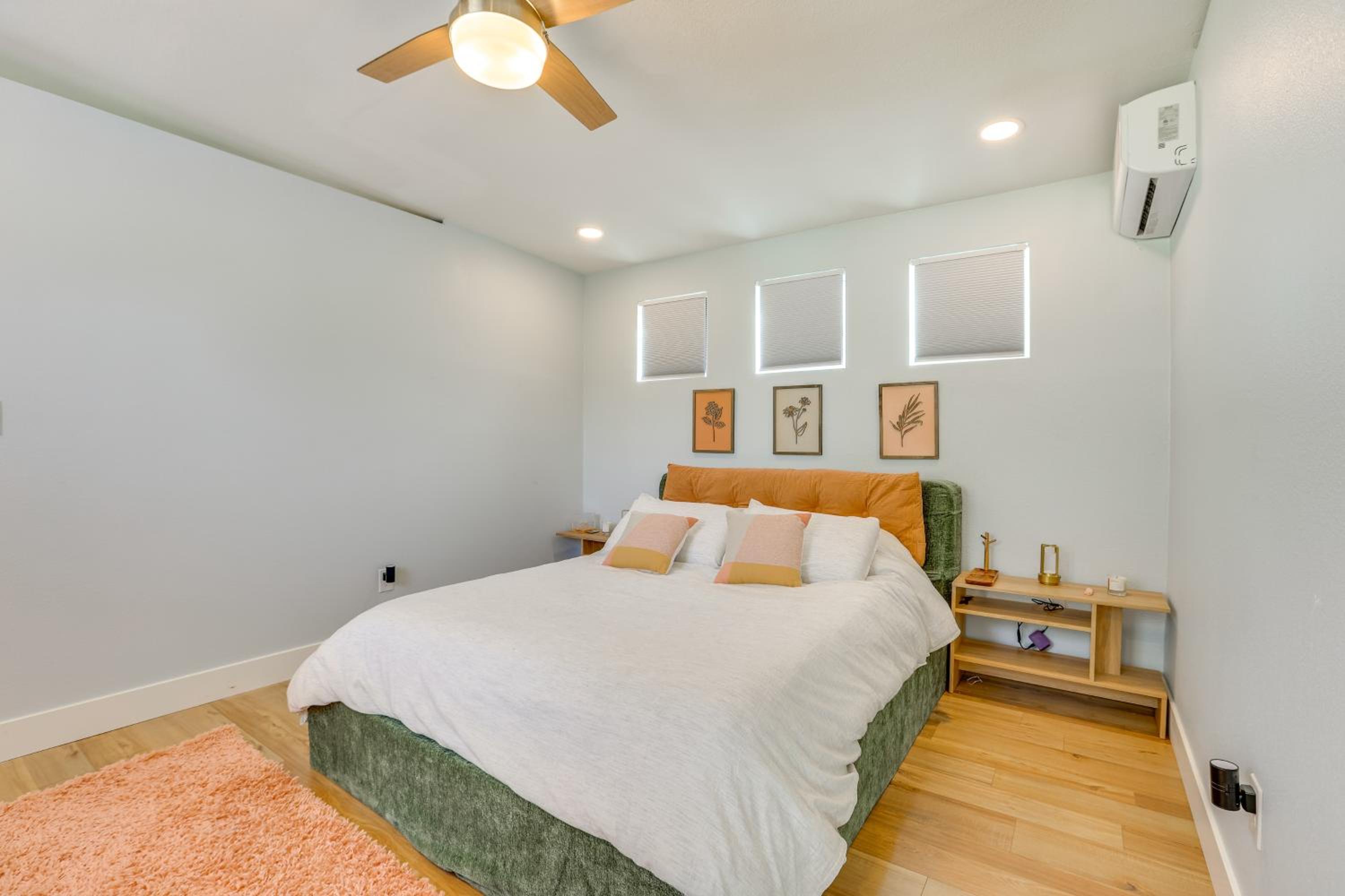 4 Mi to Dtwn PHX Couples Escape with Shared Patio