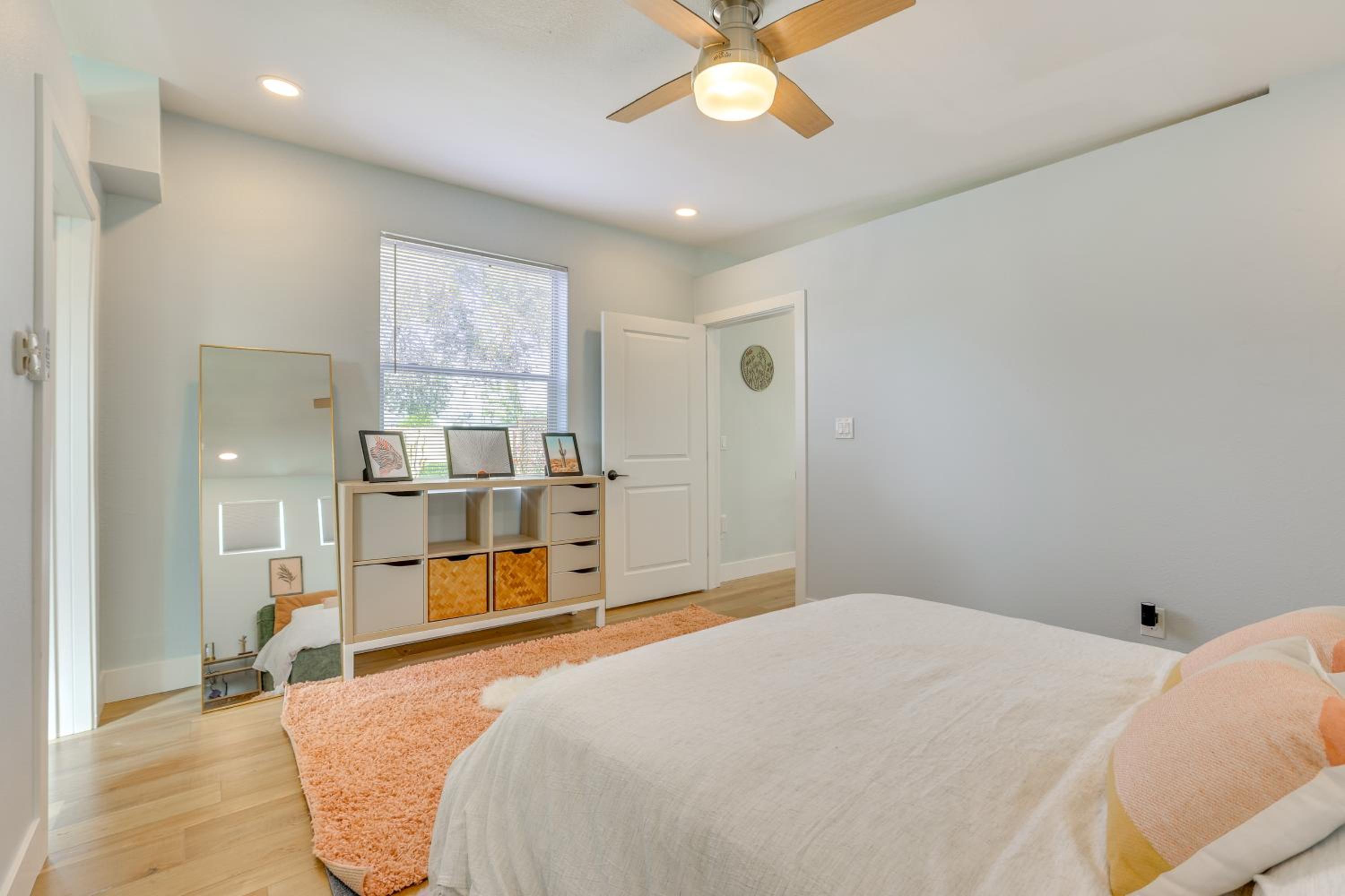 4 Mi to Dtwn PHX Couples Escape with Shared Patio
