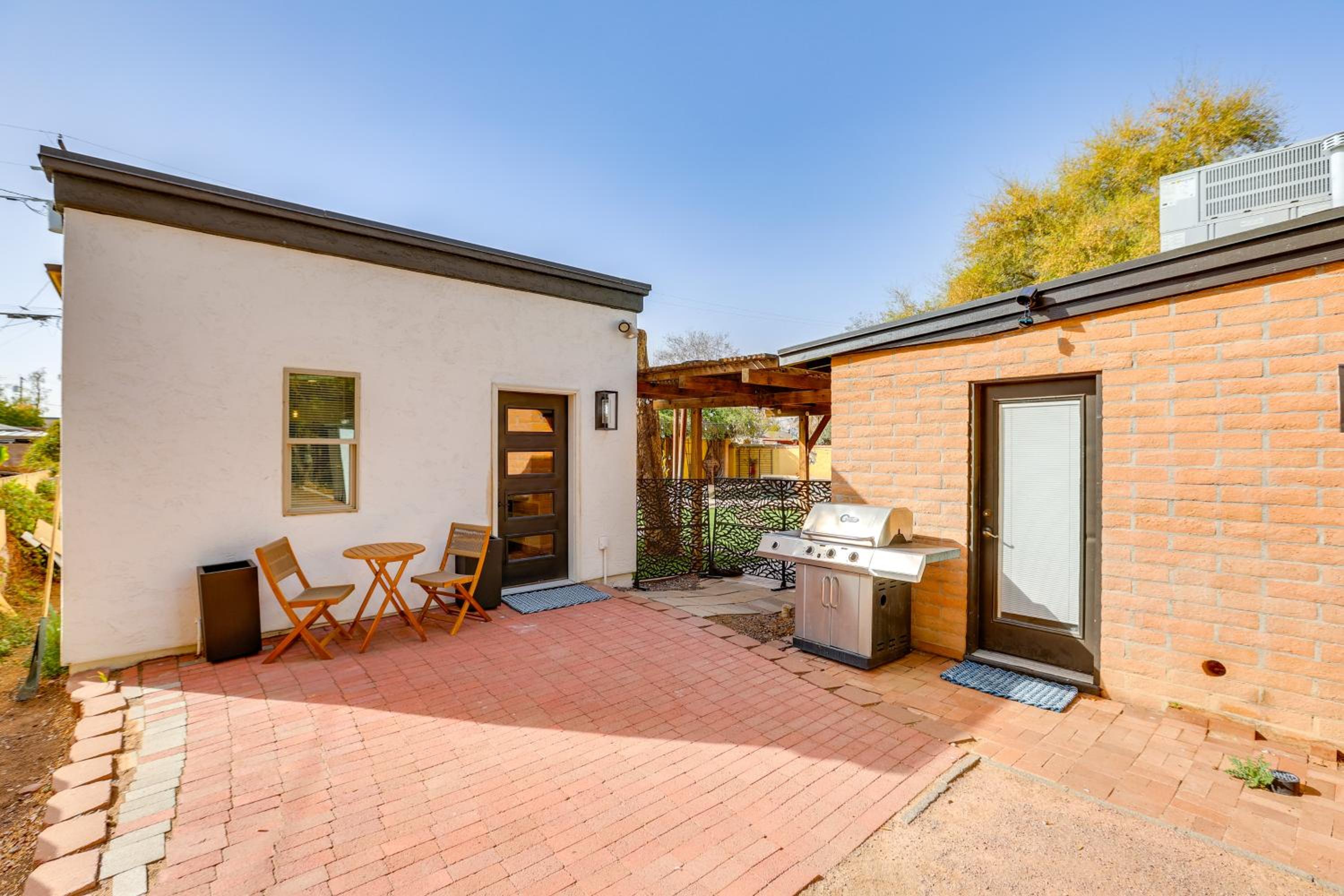 4 Mi to Dtwn PHX Couples Escape with Shared Patio