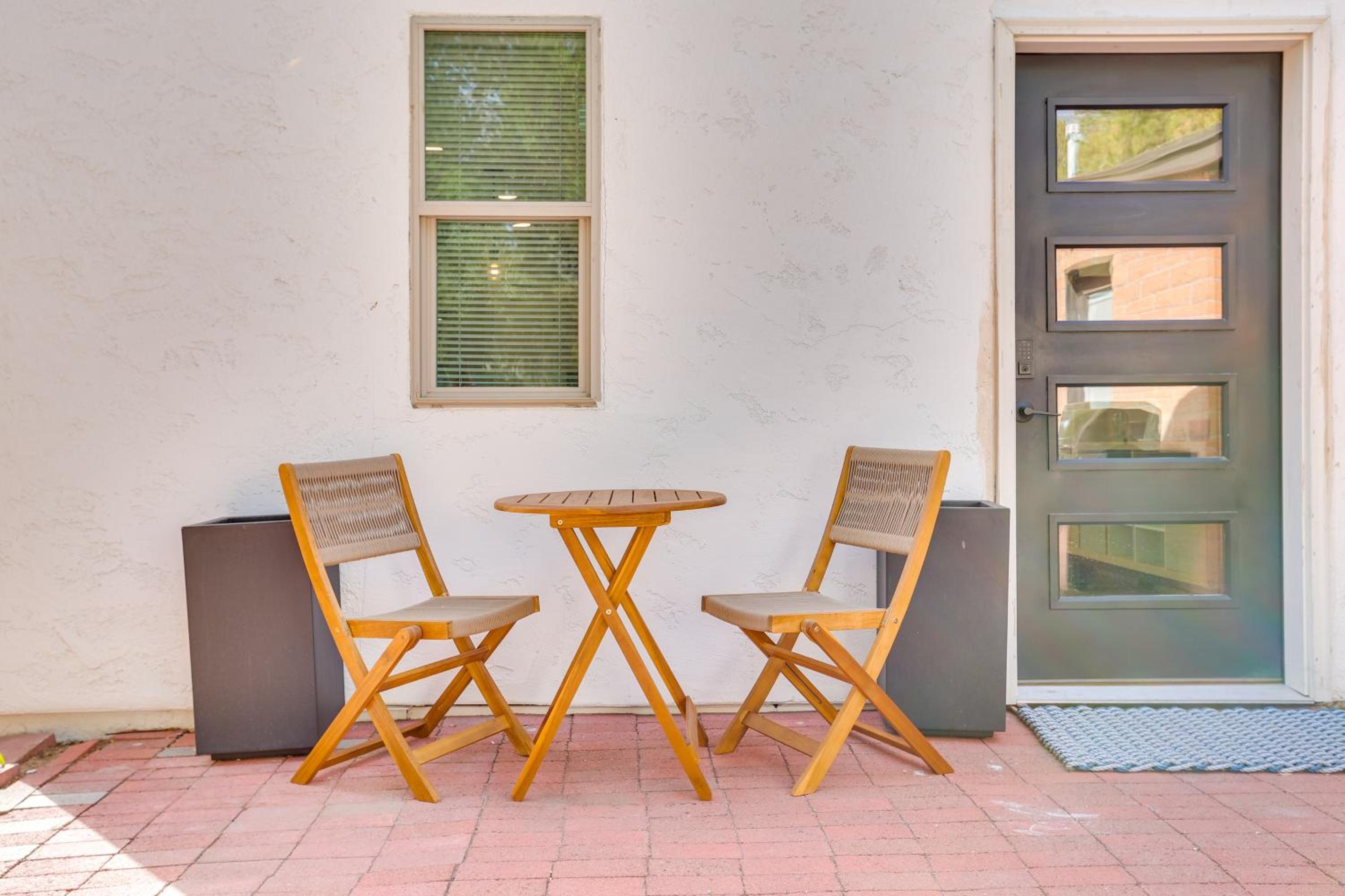 4 Mi to Dtwn PHX Couples Escape with Shared Patio