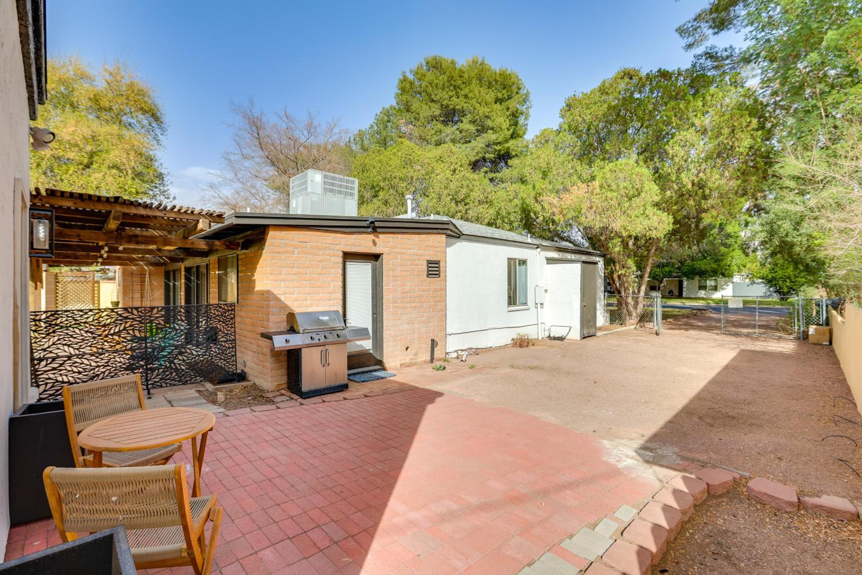 4 Mi to Dtwn PHX Couples Escape with Shared Patio