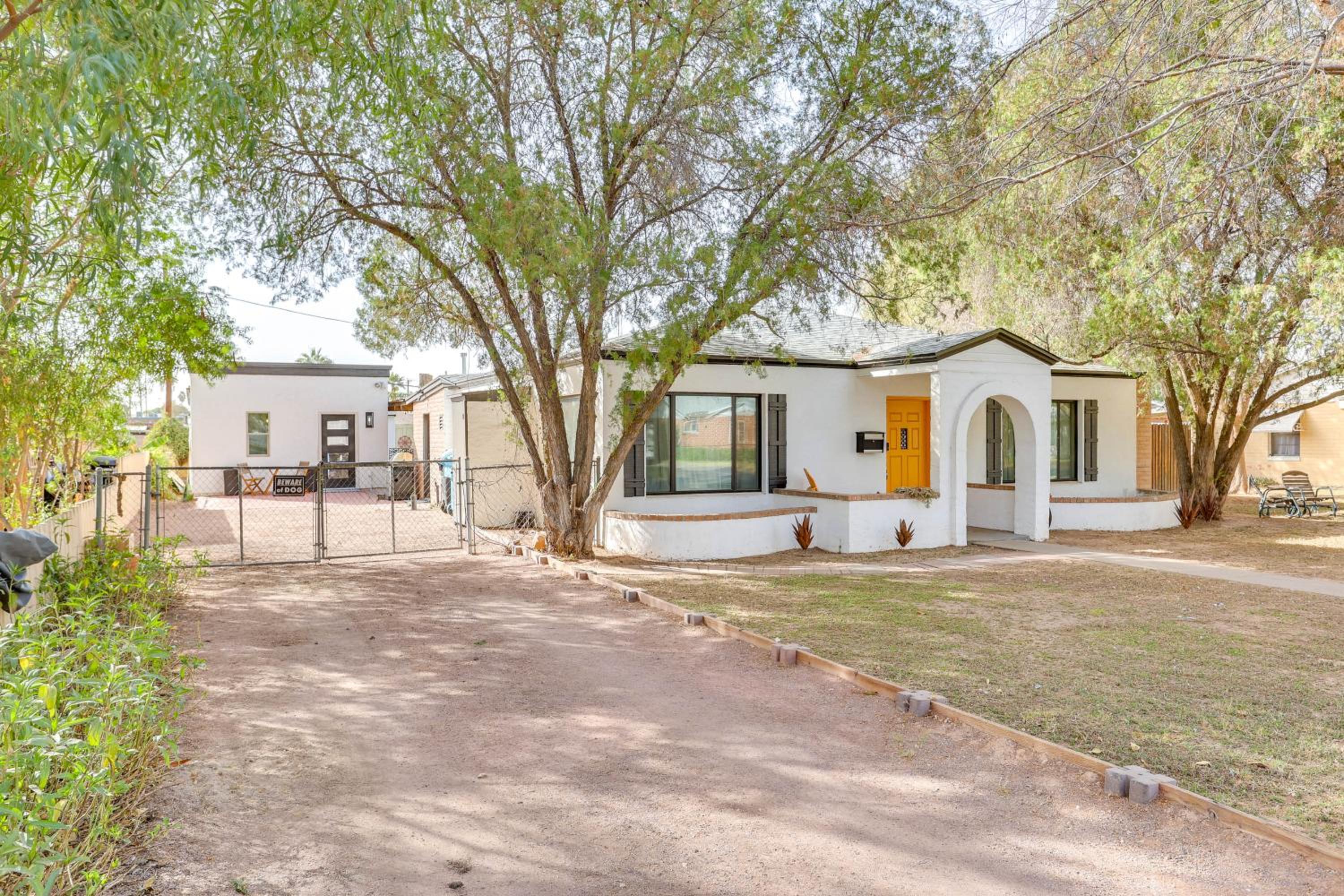 4 Mi to Dtwn PHX Couples Escape with Shared Patio