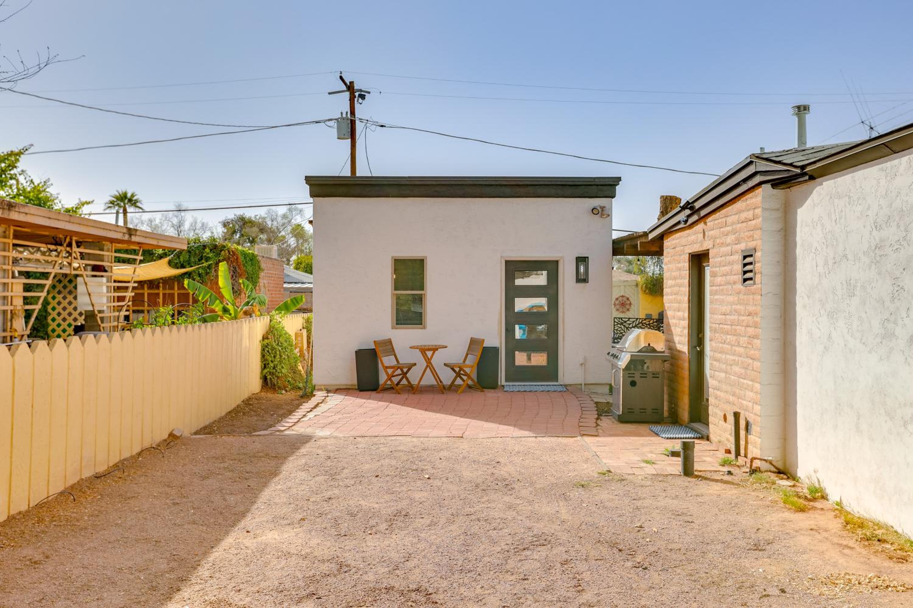 4 Mi to Dtwn PHX Couples Escape with Shared Patio