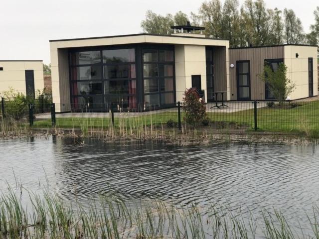 Marina Strandbad Chalet RiverLodge mit Zaun Haus Nr 94