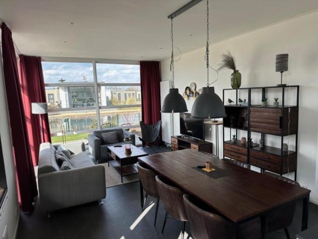 Marina Strandbad Chalet RiverLodge mit Zaun Haus Nr 94