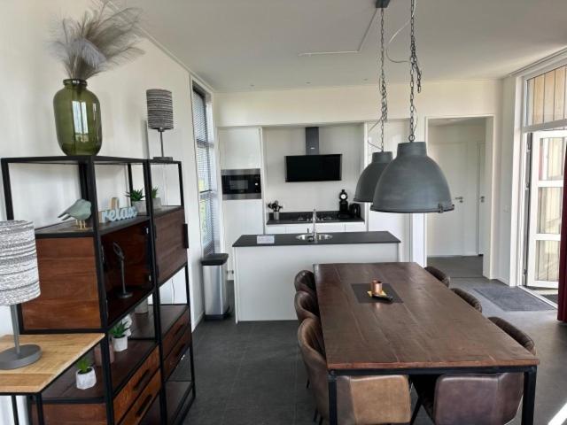 Marina Strandbad Chalet RiverLodge mit Zaun Haus Nr 94