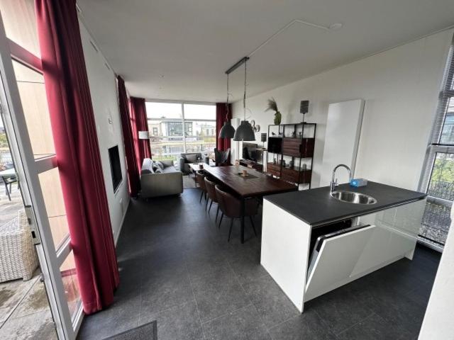 Marina Strandbad Chalet RiverLodge mit Zaun Haus Nr 94