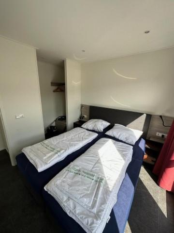 Marina Strandbad Chalet RiverLodge mit Zaun Haus Nr 94