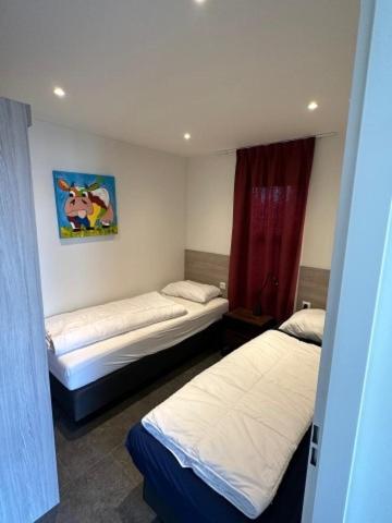 Marina Strandbad Chalet RiverLodge mit Zaun Haus Nr 94