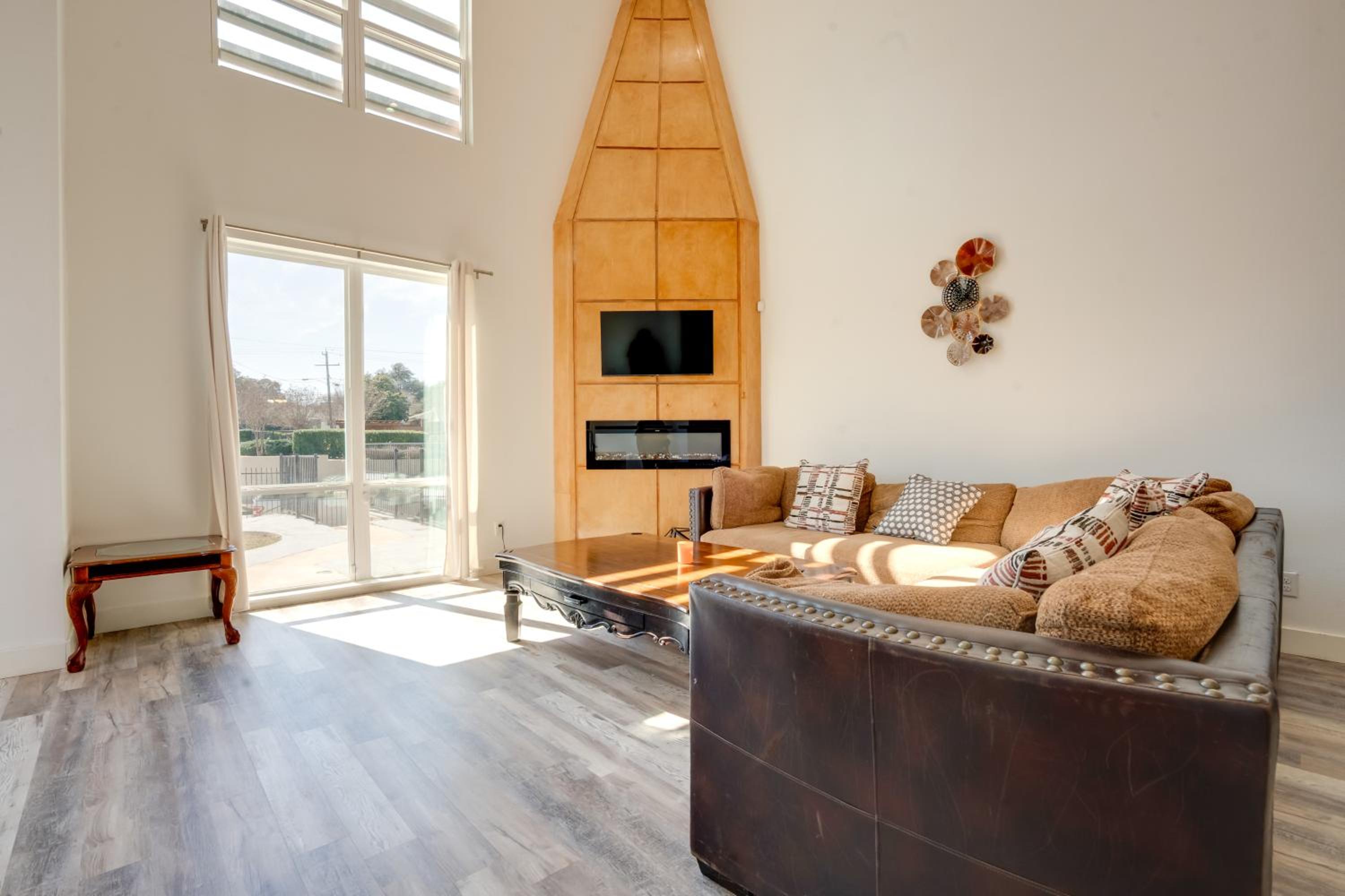Spacious Lake Highland Townhome Wand Pool!