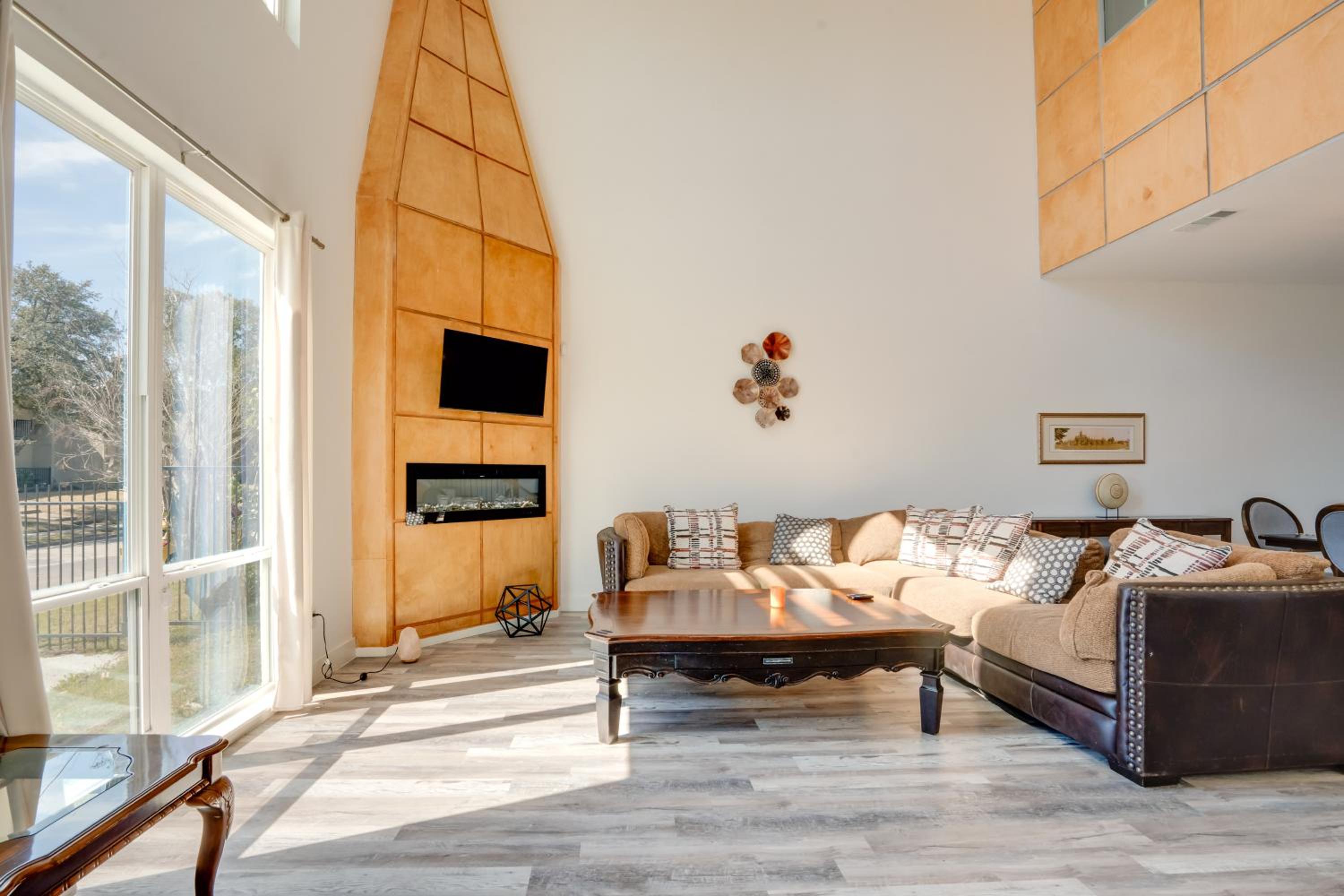 Spacious Lake Highland Townhome Wand Pool!