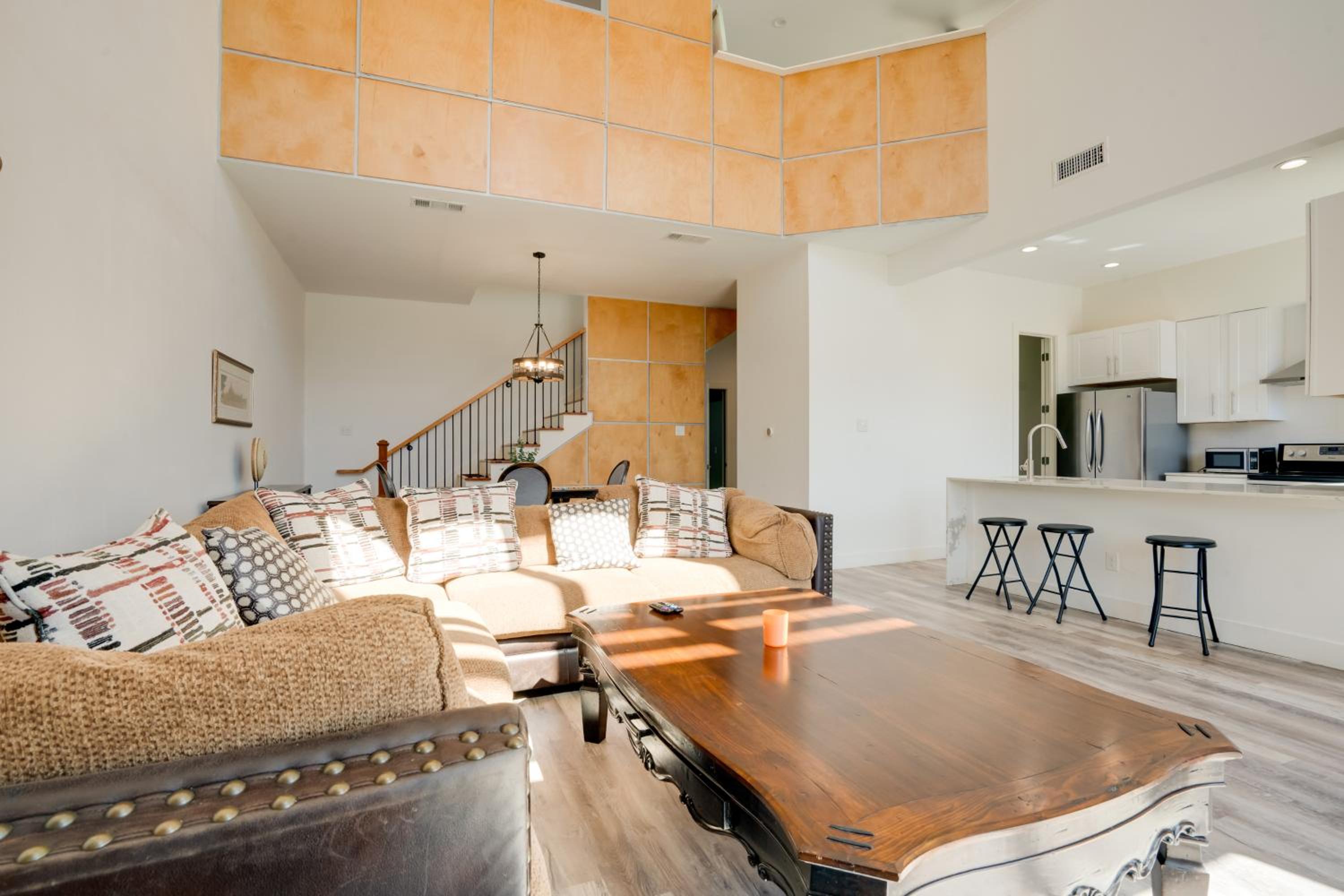 Spacious Lake Highland Townhome Wand Pool!