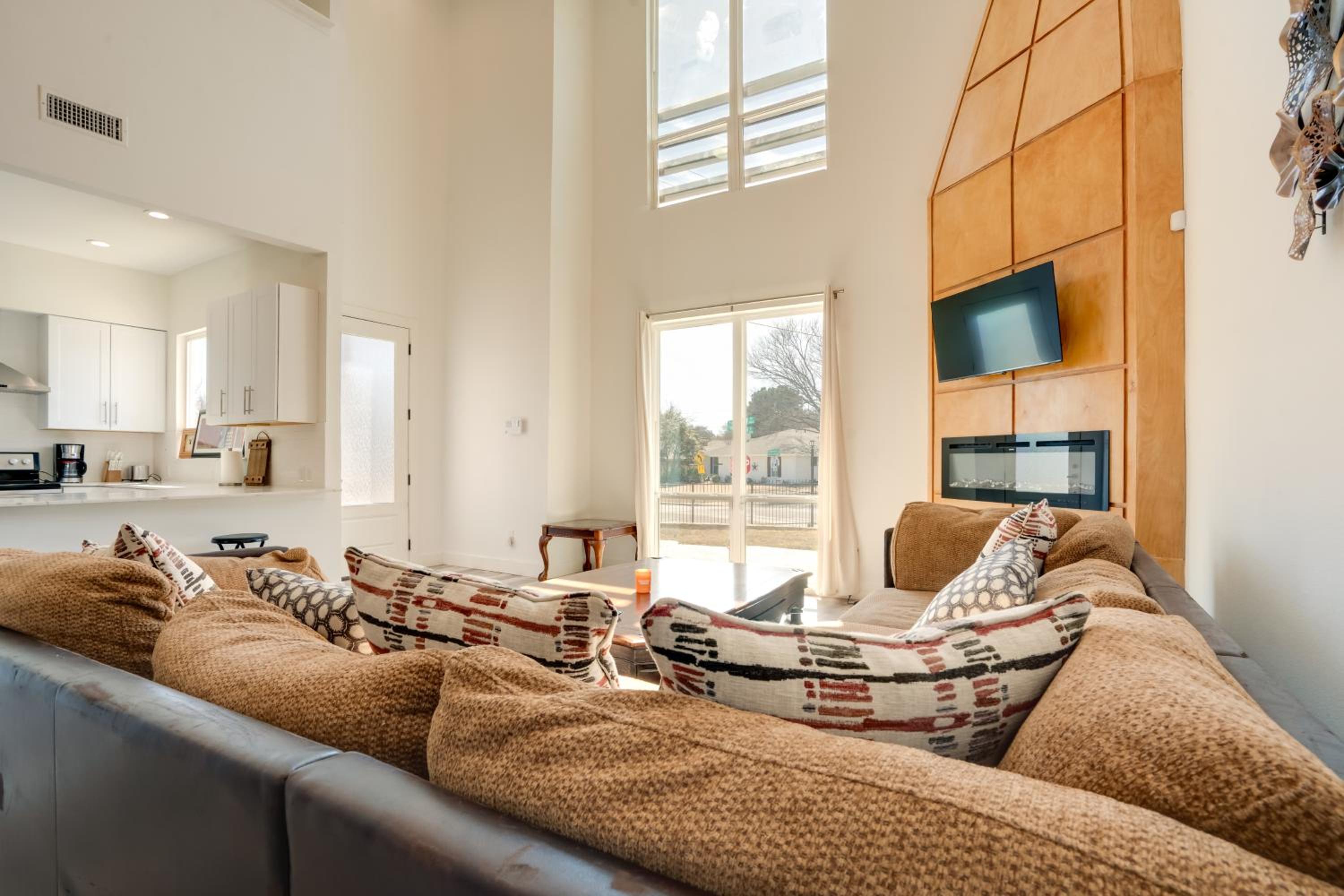 Spacious Lake Highland Townhome Wand Pool!
