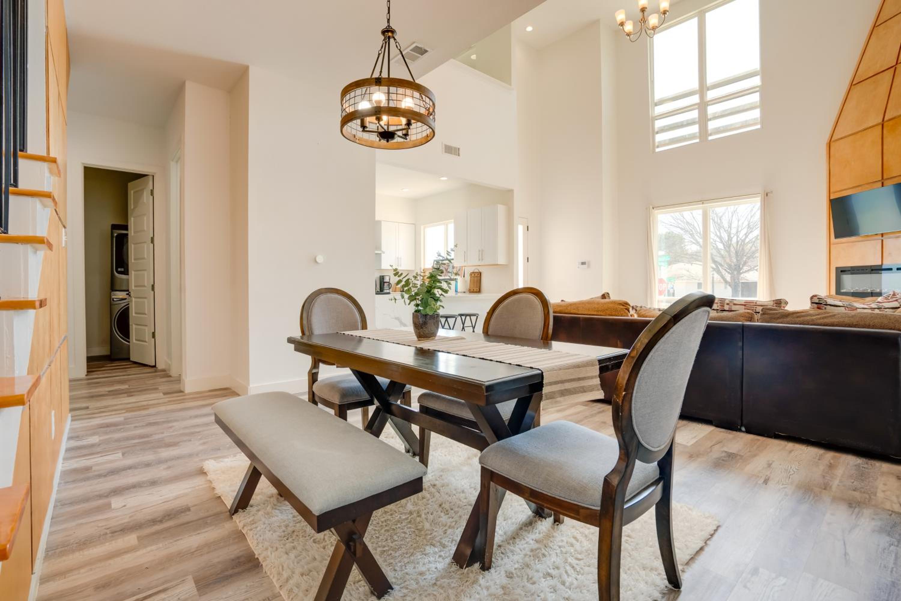 Spacious Lake Highland Townhome Wand Pool!