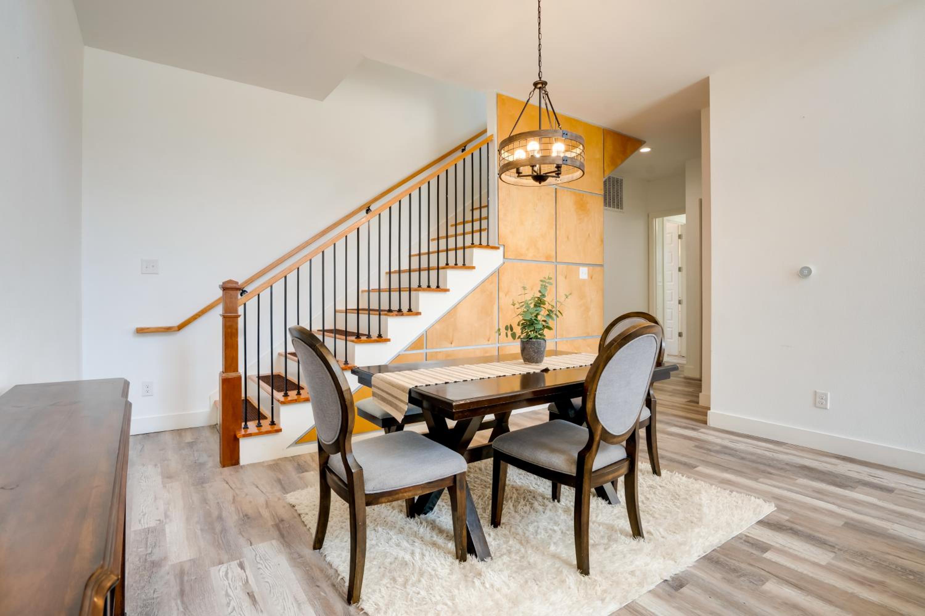 Spacious Lake Highland Townhome Wand Pool!