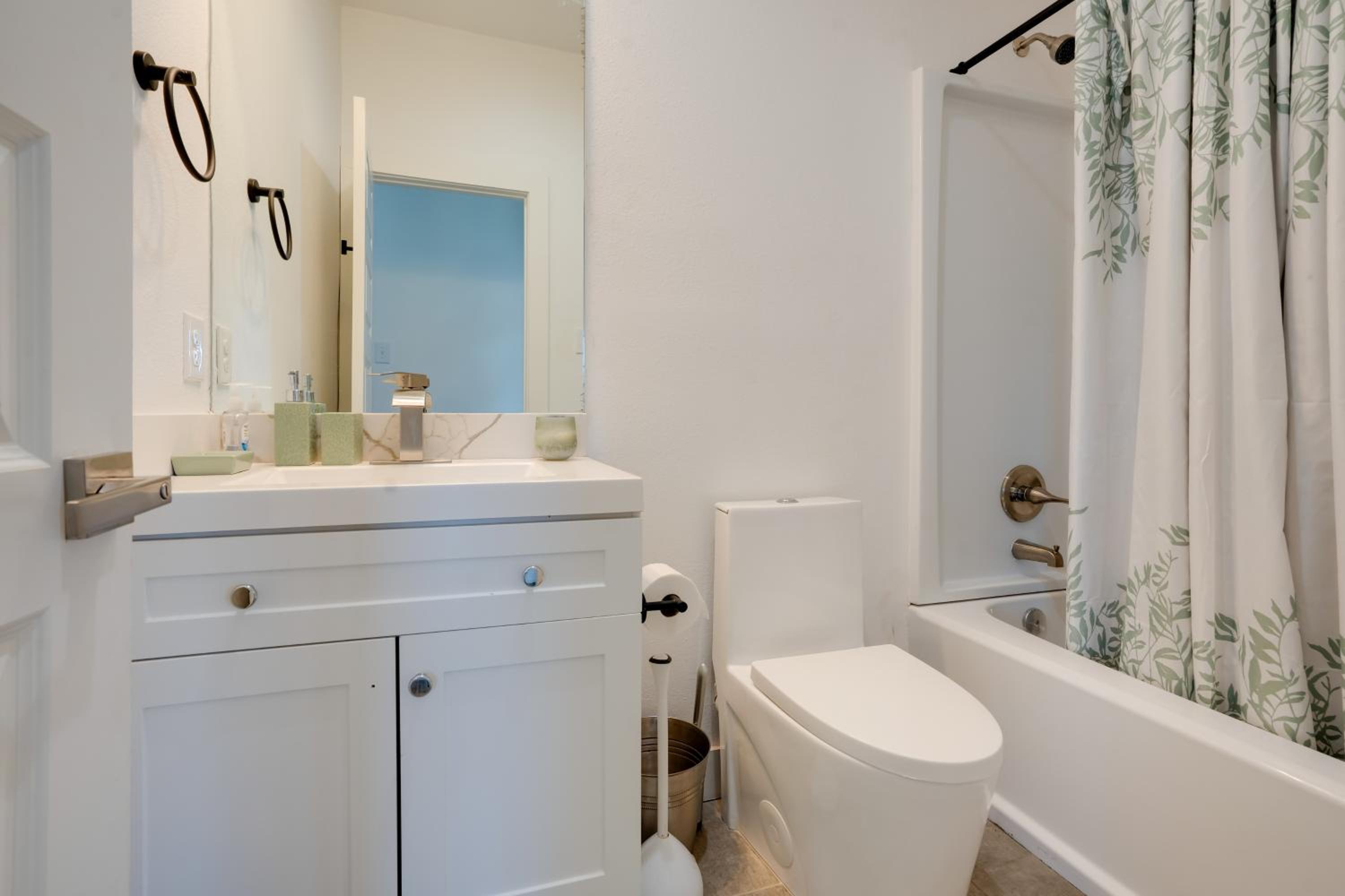 Spacious Lake Highland Townhome Wand Pool!