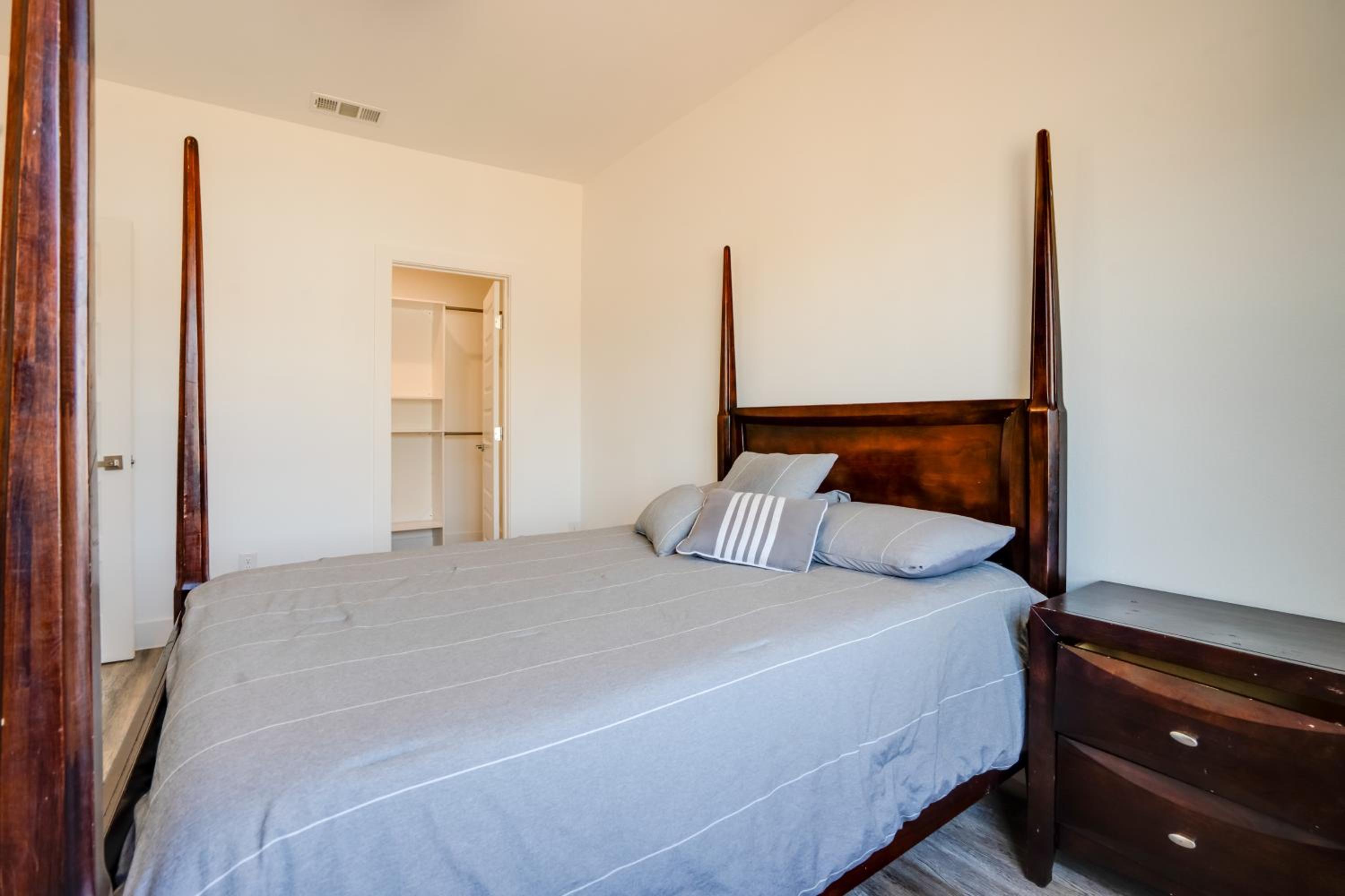 Spacious Lake Highland Townhome Wand Pool!