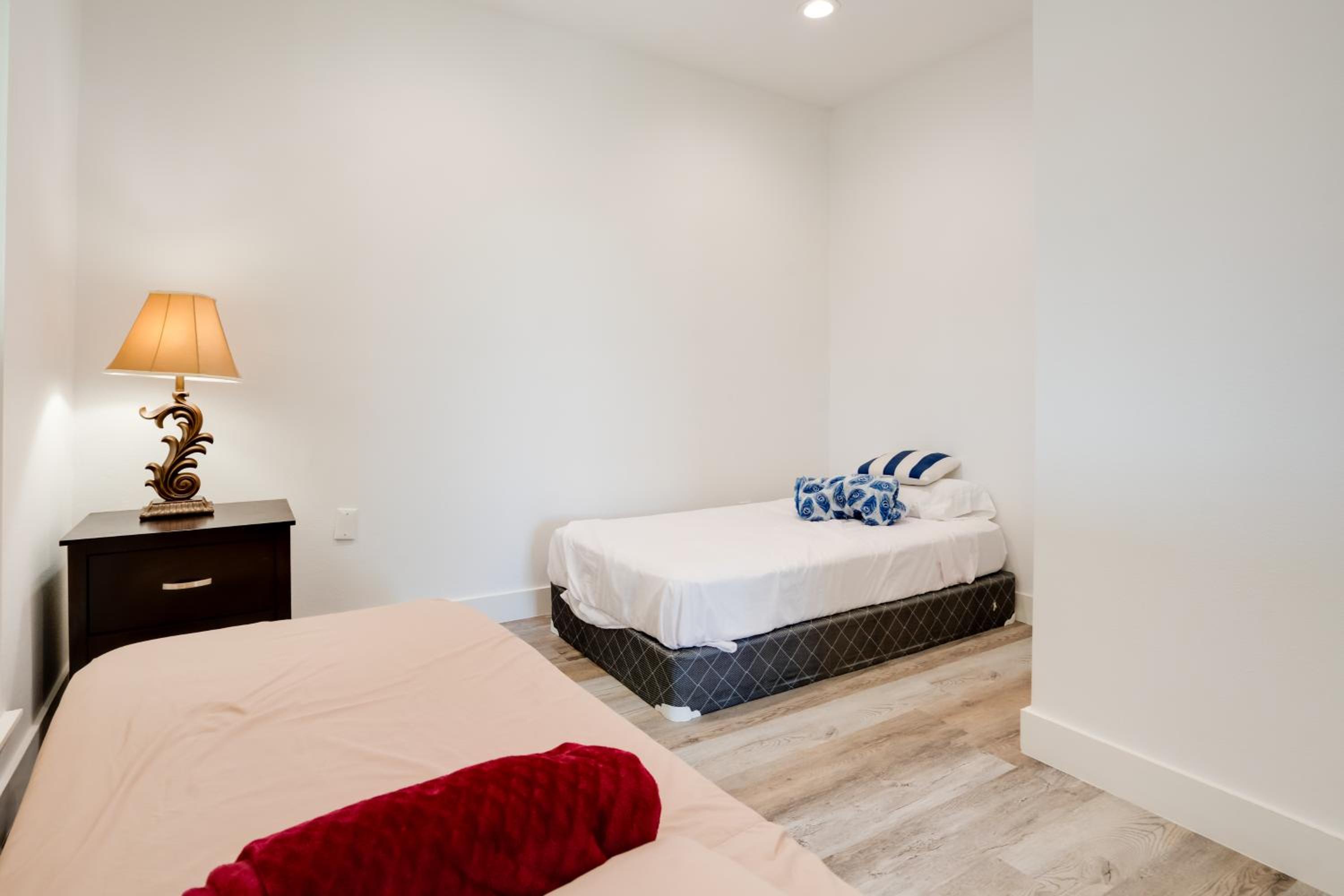 Spacious Lake Highland Townhome Wand Pool!