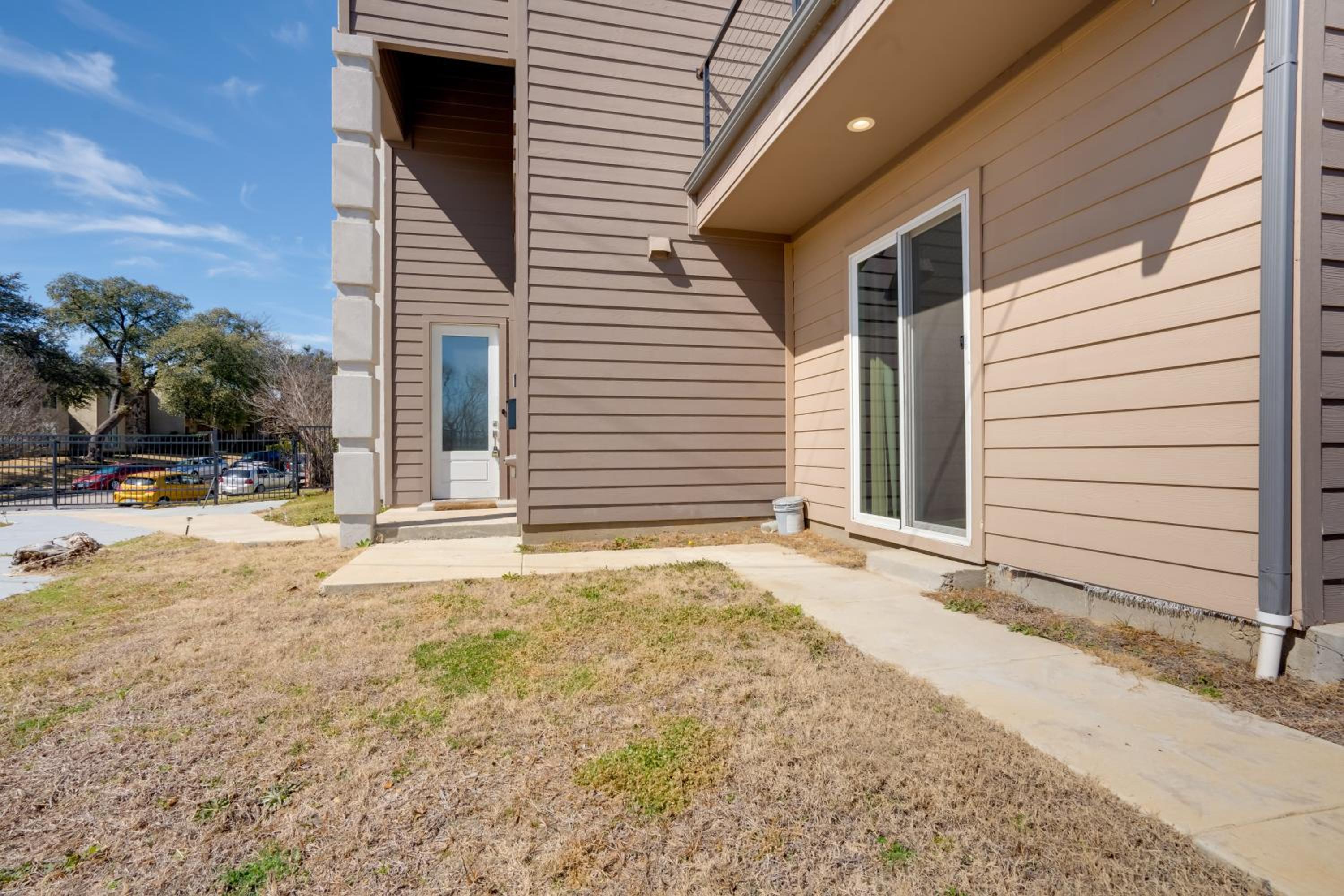 Spacious Lake Highland Townhome Wand Pool!